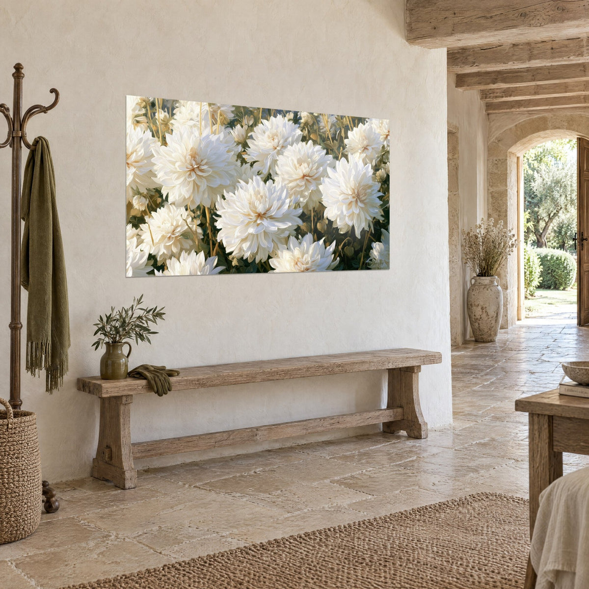 Cuadro ramo de grandes flores marfil con reflejos crema y ocre sobre fondo verde oscuro, muro de piedra, banco de madera patinada
