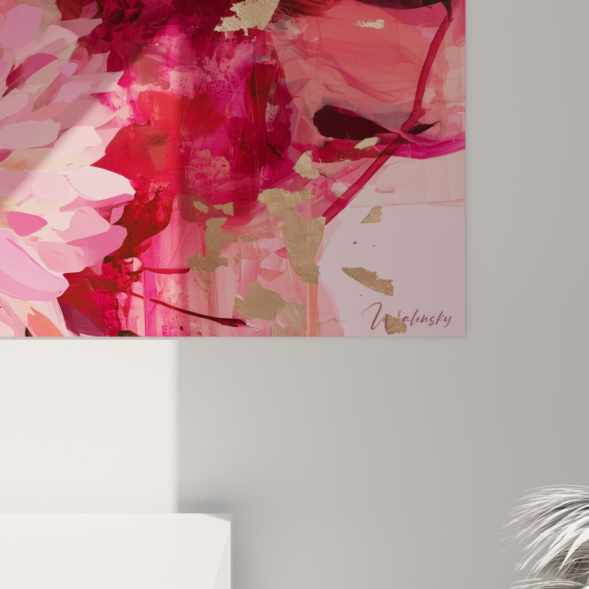 Détail du dahlia montrant les coulures dorées, le grain rose fuchsia et les touches vert sombre superposées