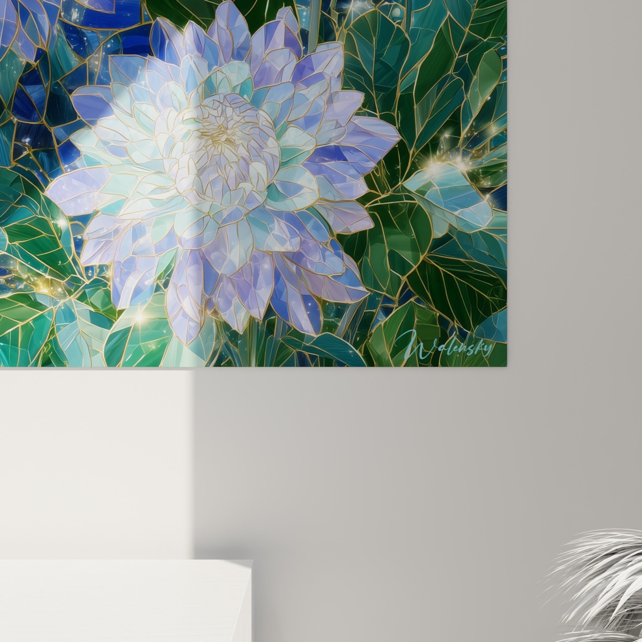 Détail des pétales dahlia où le bleu cobalt et l'or se touchent en fines nervures scintillantes
