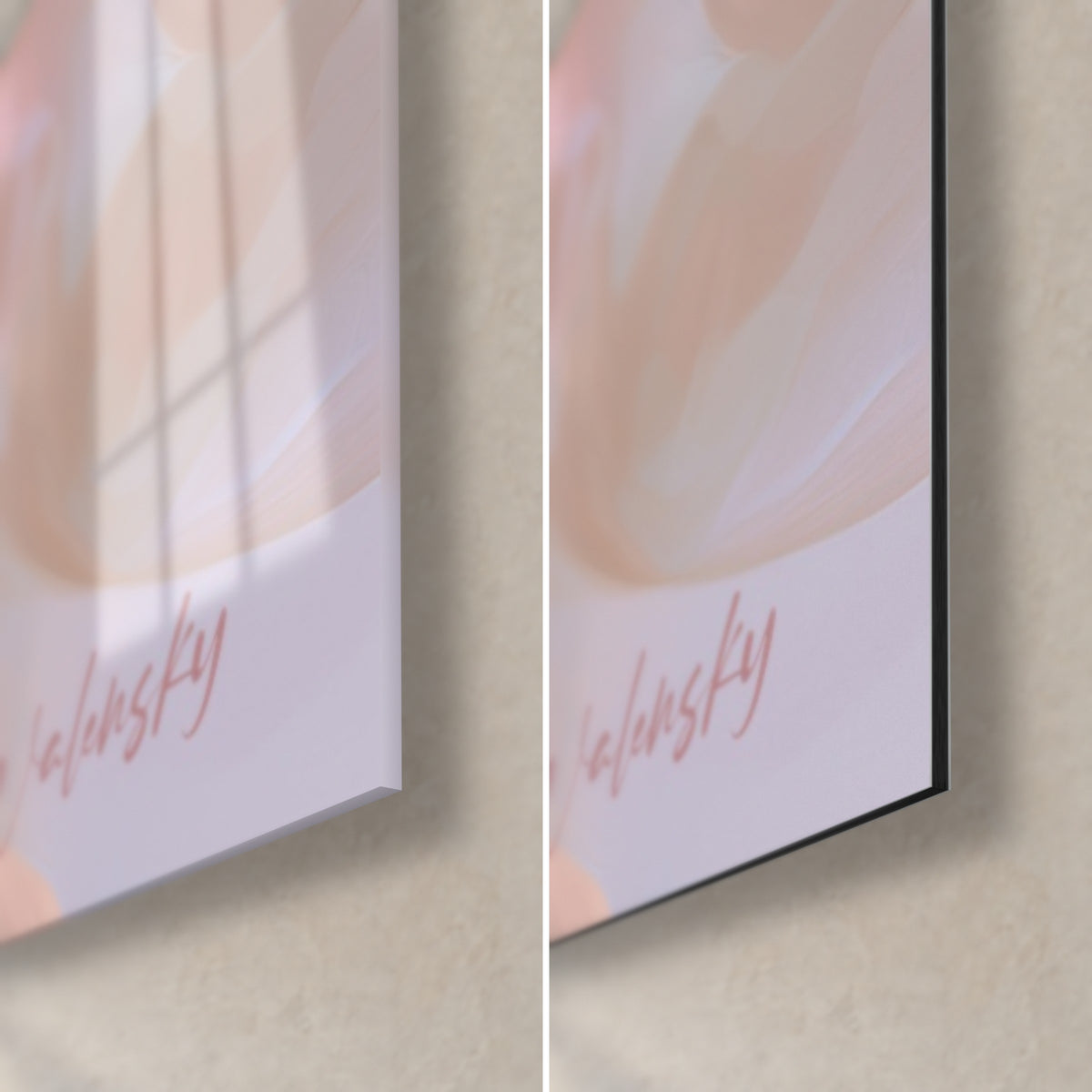Schilderij bloom in lichtroze en lavendel, rechtsonder: glanzend glas links, mat zwart Dibond rechts, roze signatuur