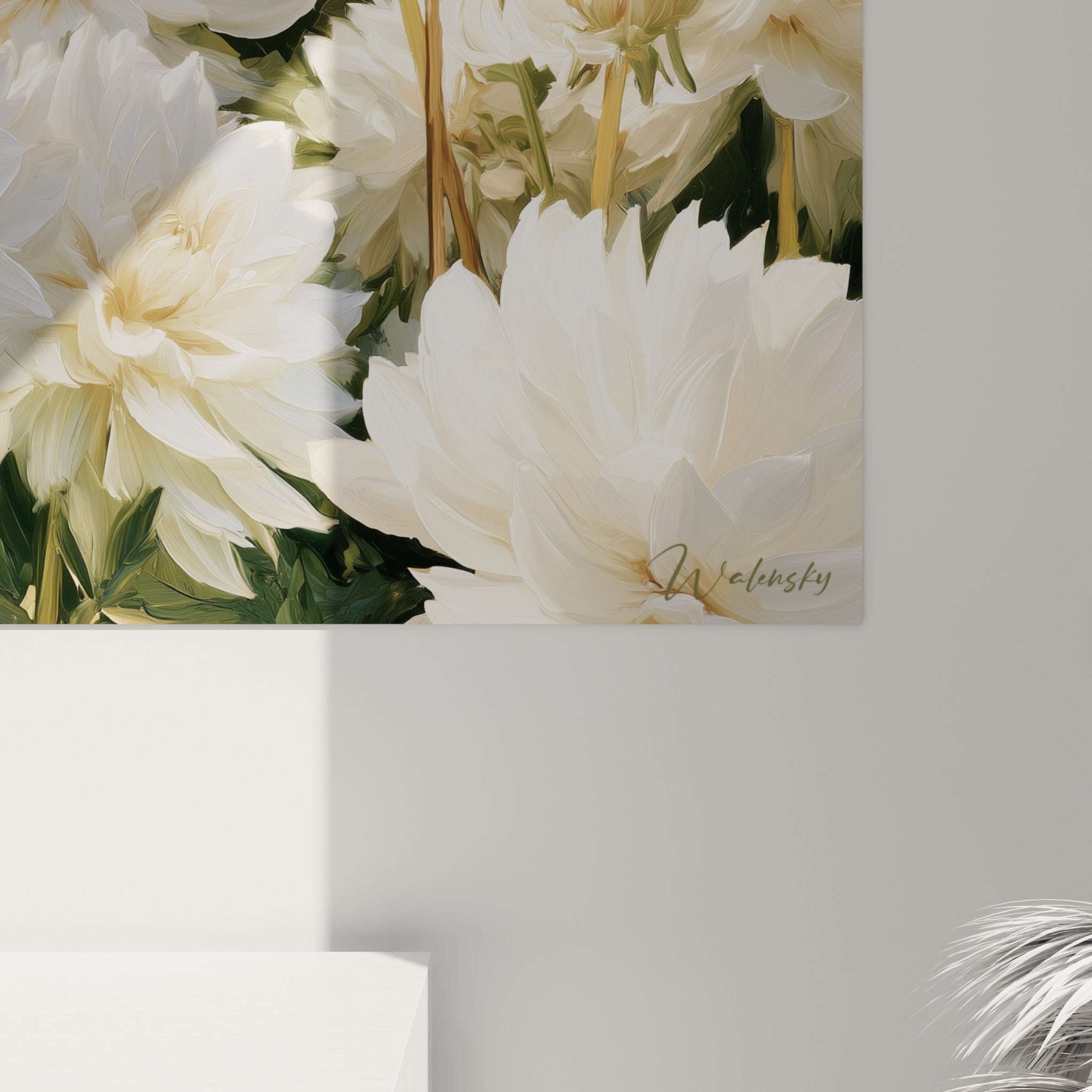 Détail des pétales blancs et crème du dahlia, texture veloutée et empâtements dorés visibles de près