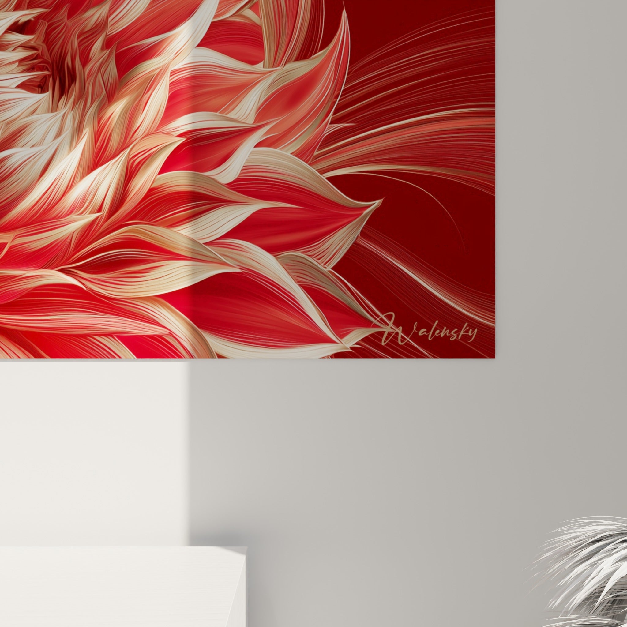Pétales rouge vif et filaments dorés du dahlia vus de près, finition brillante et traits fins visibles