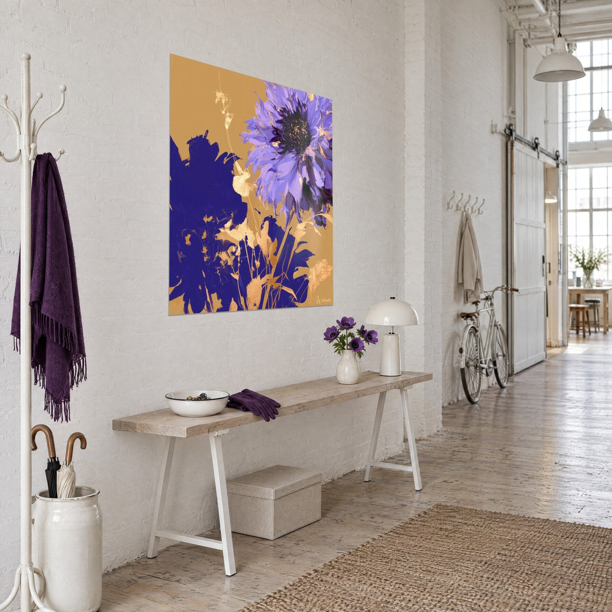 Tableau grande fleur lilas au cœur violet sombre, silhouettes indigo et brins d'or sur ocre, loft d'artiste en trois-quarts