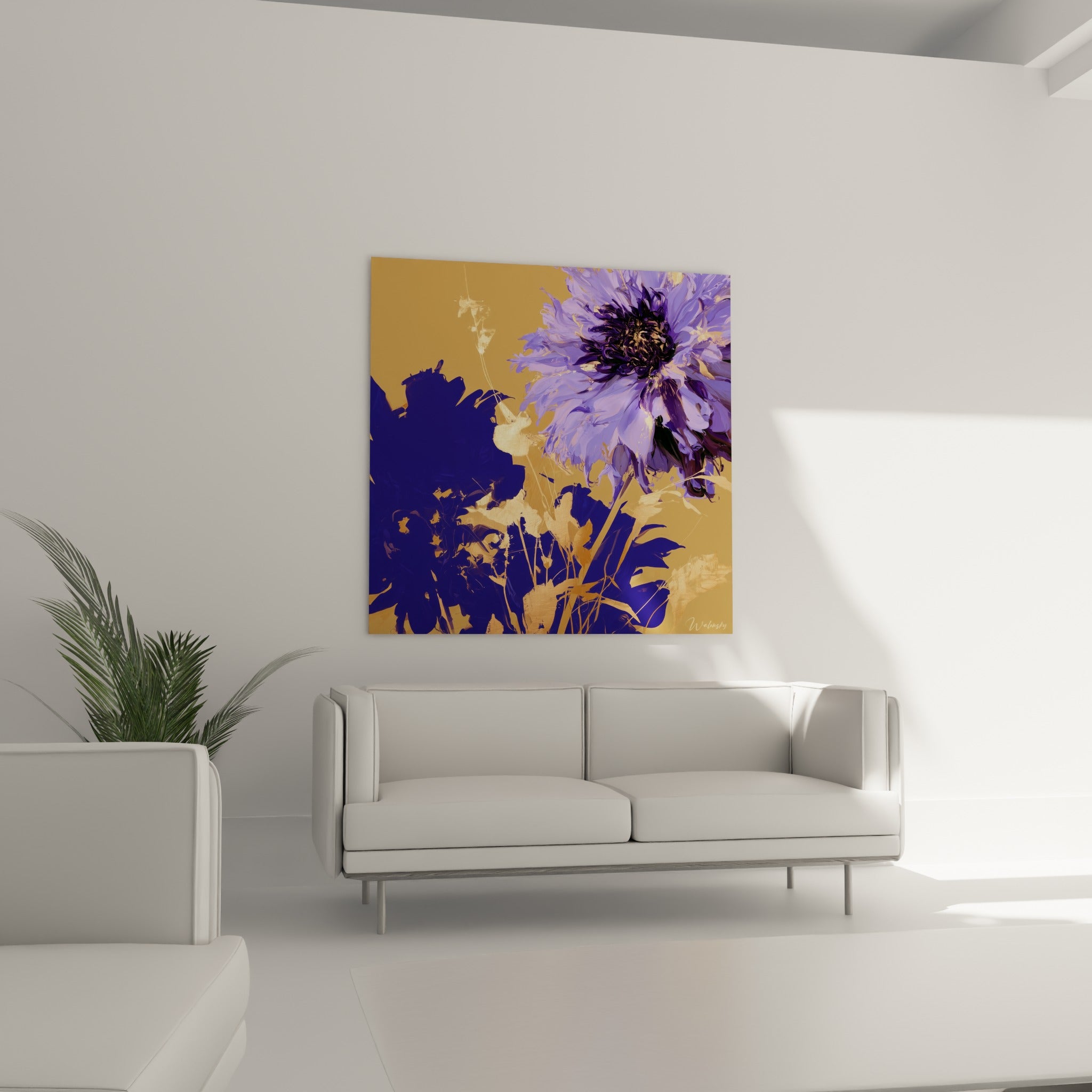 Fleur mauve et feuillage bleu marine du dahlia doré suspendus au-dessus d'un canapé dans un salon lumineux