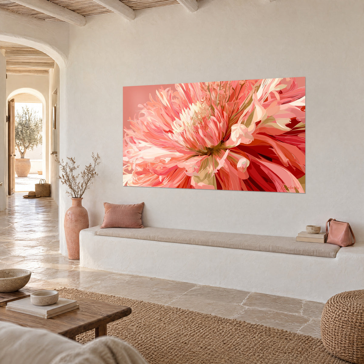 Tableau fleur éclatante en rose et rouge vif, pétales filiformes et cœur ivoire, vue de trois-quarts dans une maison méditerranéenne
