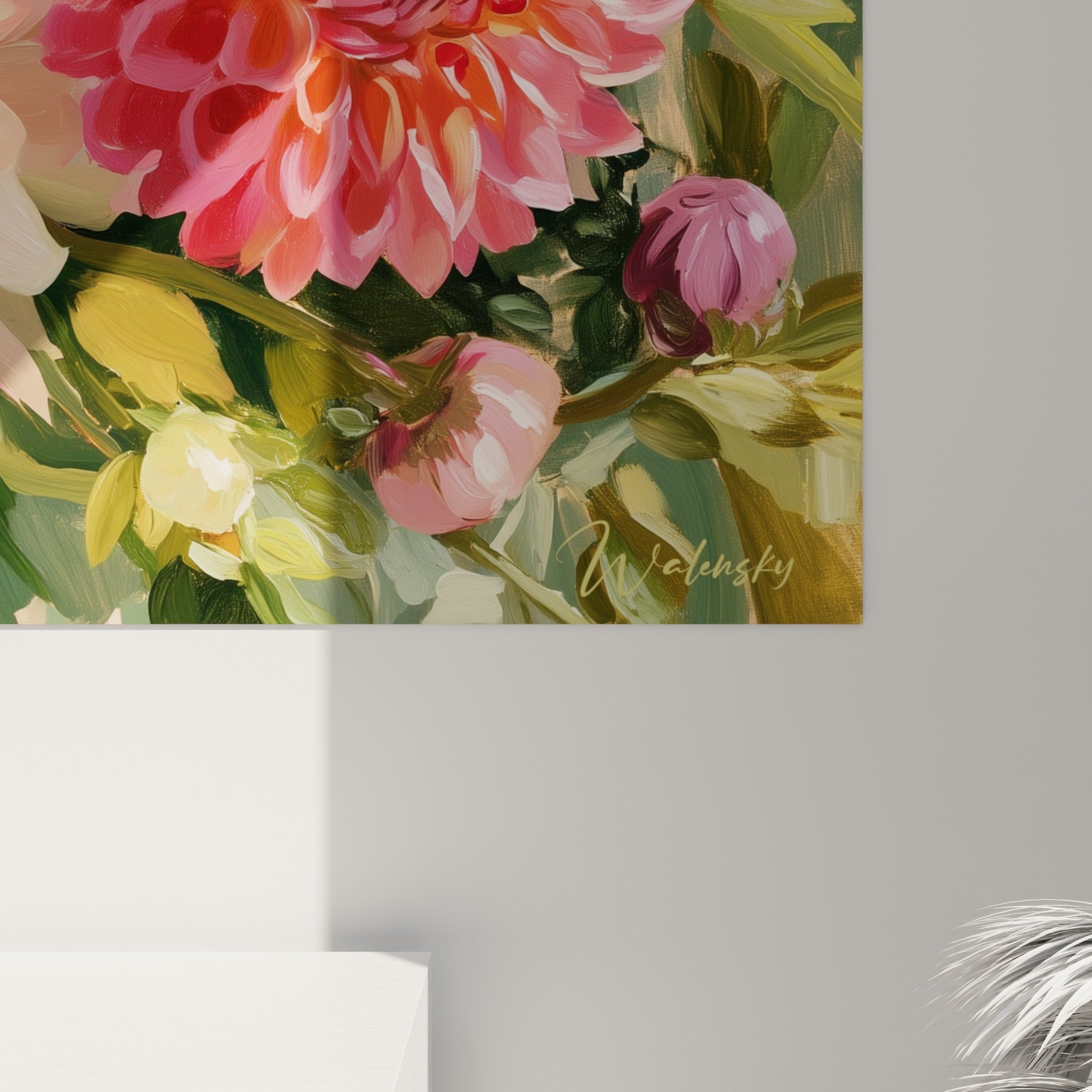 Empâtements roses et orangés du cœur d'un dahlia crème, matière épaisse et coulures visibles de près