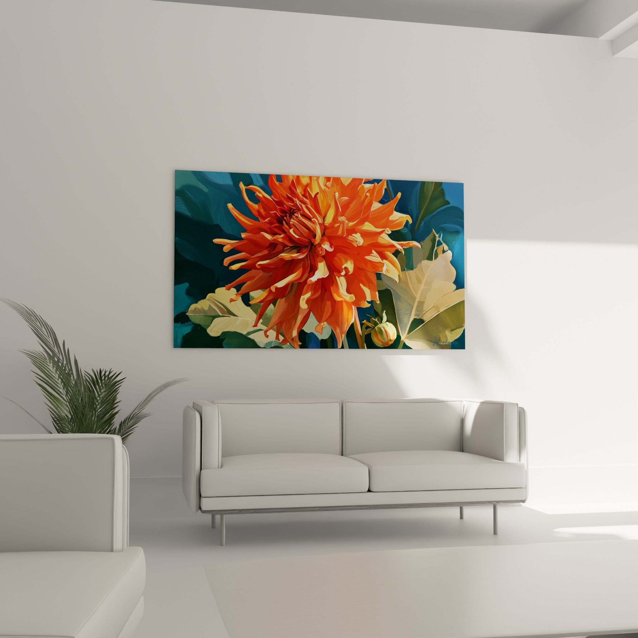 Fleur orange vif à feuilles beiges séchées suspendue au-dessus d'un canapé dans un salon lumineux