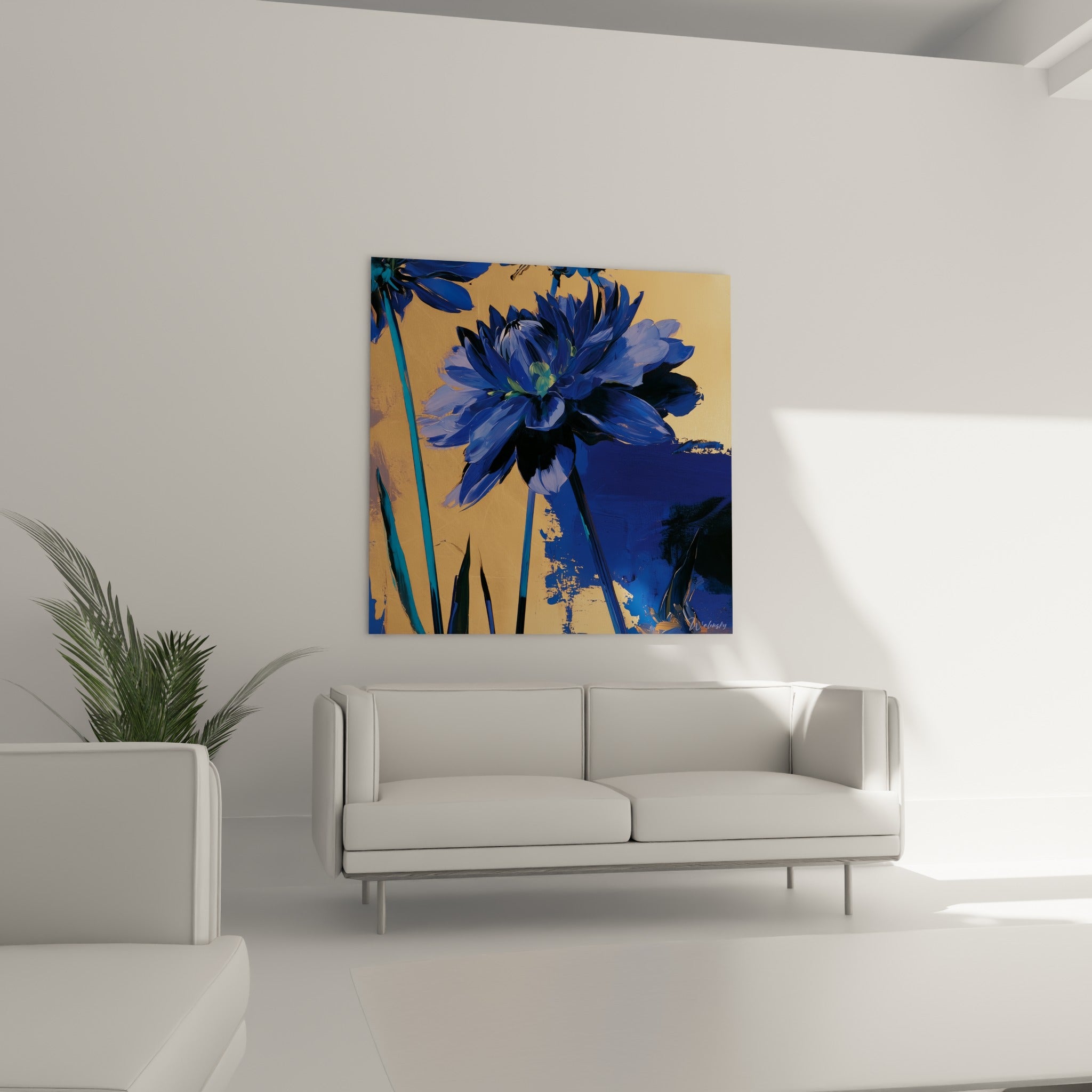 Pétales bleu marine et touches noires suspendus au-dessus d'un canapé dans un salon lumineux