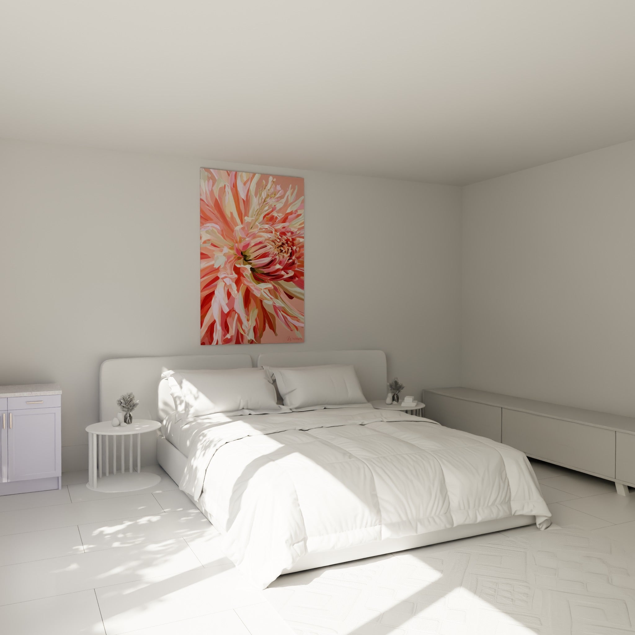 Pétales roses et corail du dahlia en pleine floraison, au-dessus d'un lit dans une chambre claire