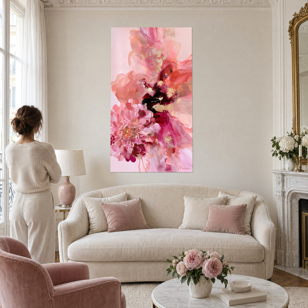 Tableau dahlia rose aux voiles fluides, corail et éclats d'or, accroché au-dessus d'un canapé dans un salon lumineux