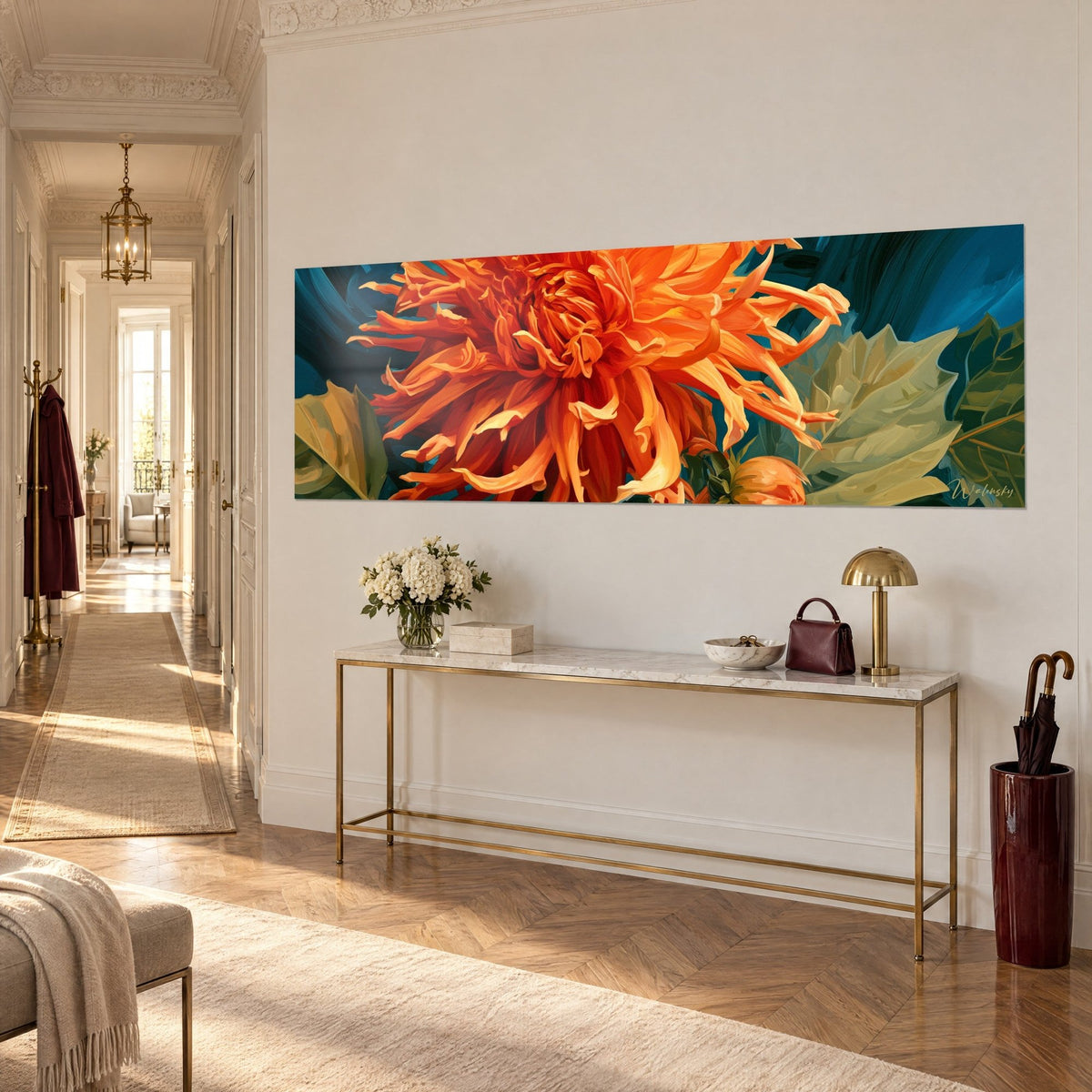 Quadro grande fiore di cactus arancione vivace, foglie verde oliva e sfondo blu profondo, vista di tre quarti, corridoio in stile haussmanniano