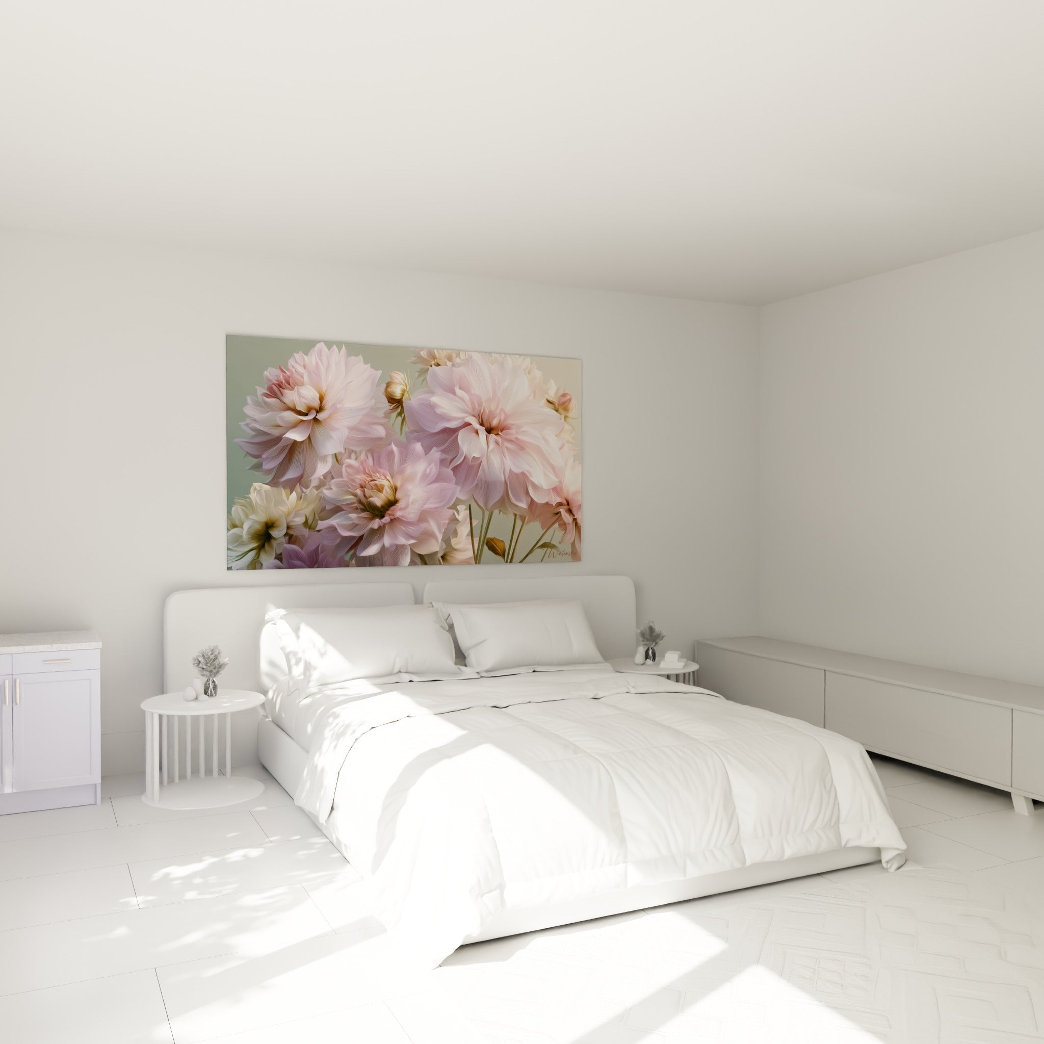 Dahlias roses et crème aux cœurs dorés, accrochés au-dessus d'un lit dans une chambre claire