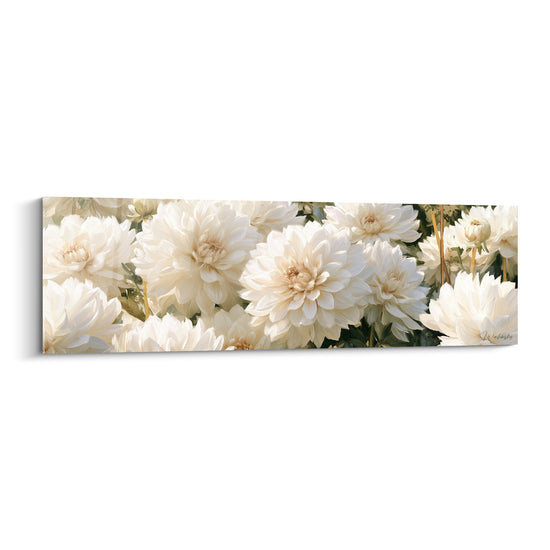 Dahlias blancs aux cœurs crème et dorés, pétales veloutés sur fond vert olive discret