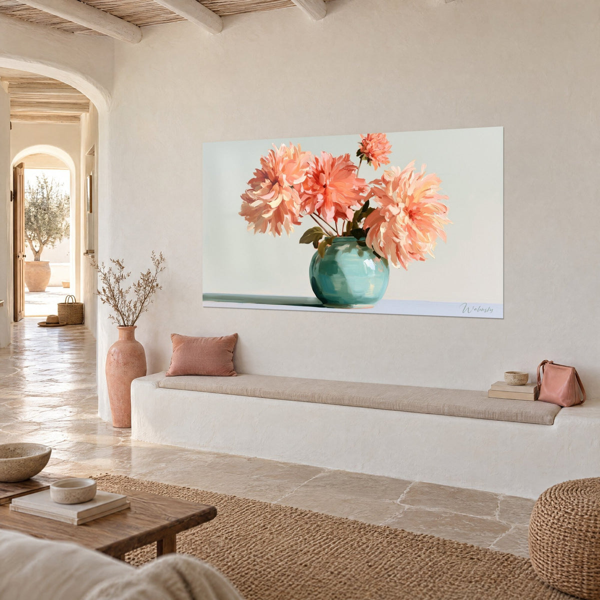 Tableau bouquet de pivoines saumon aux pétales empâtés, vase bleu-vert, mur beige, dans un couloir voûté en pierre claire