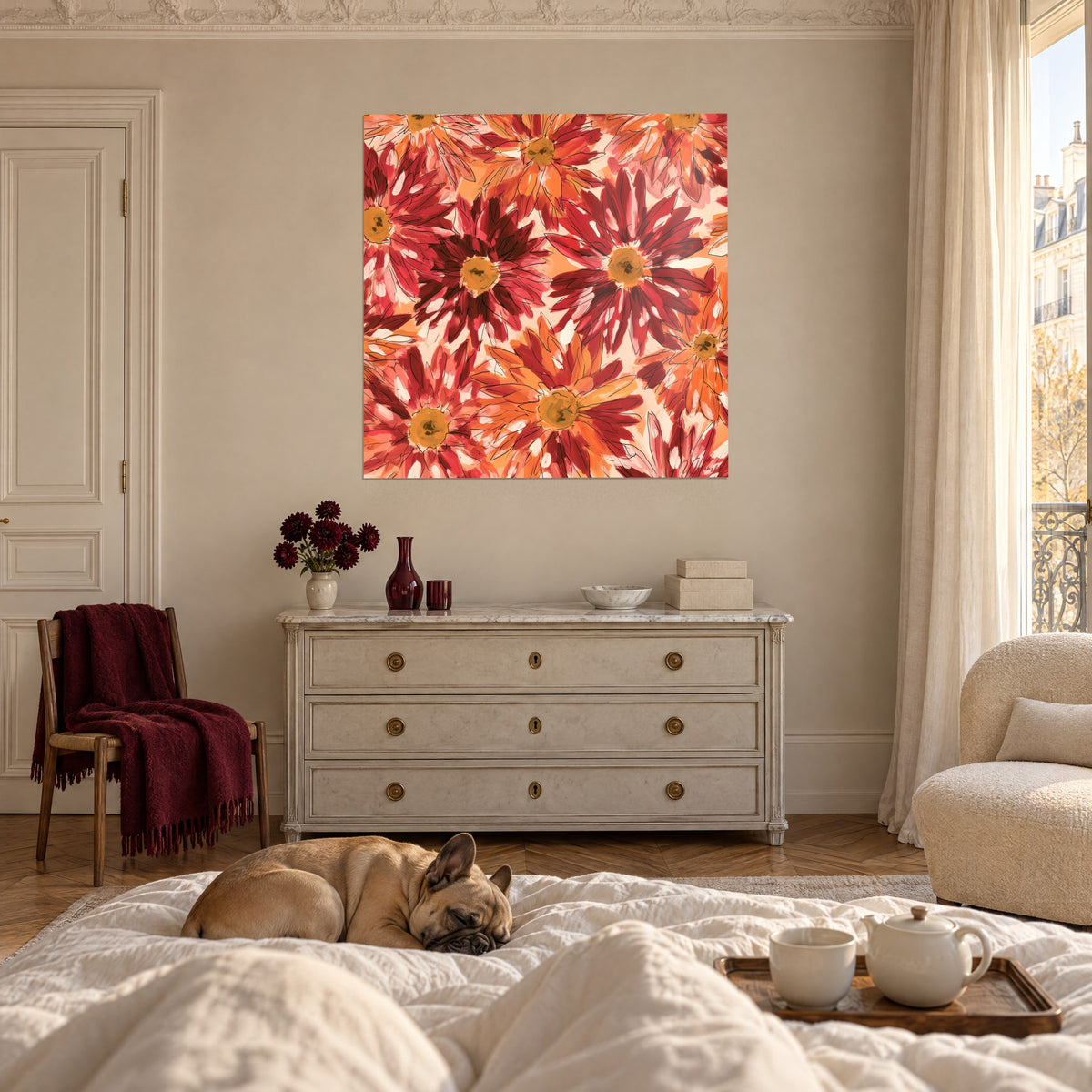Schilderij boeket dahlia's in bordeauxrood en oranje met okerkleurige meeldraden, boven een bed in een lichte slaapkamer