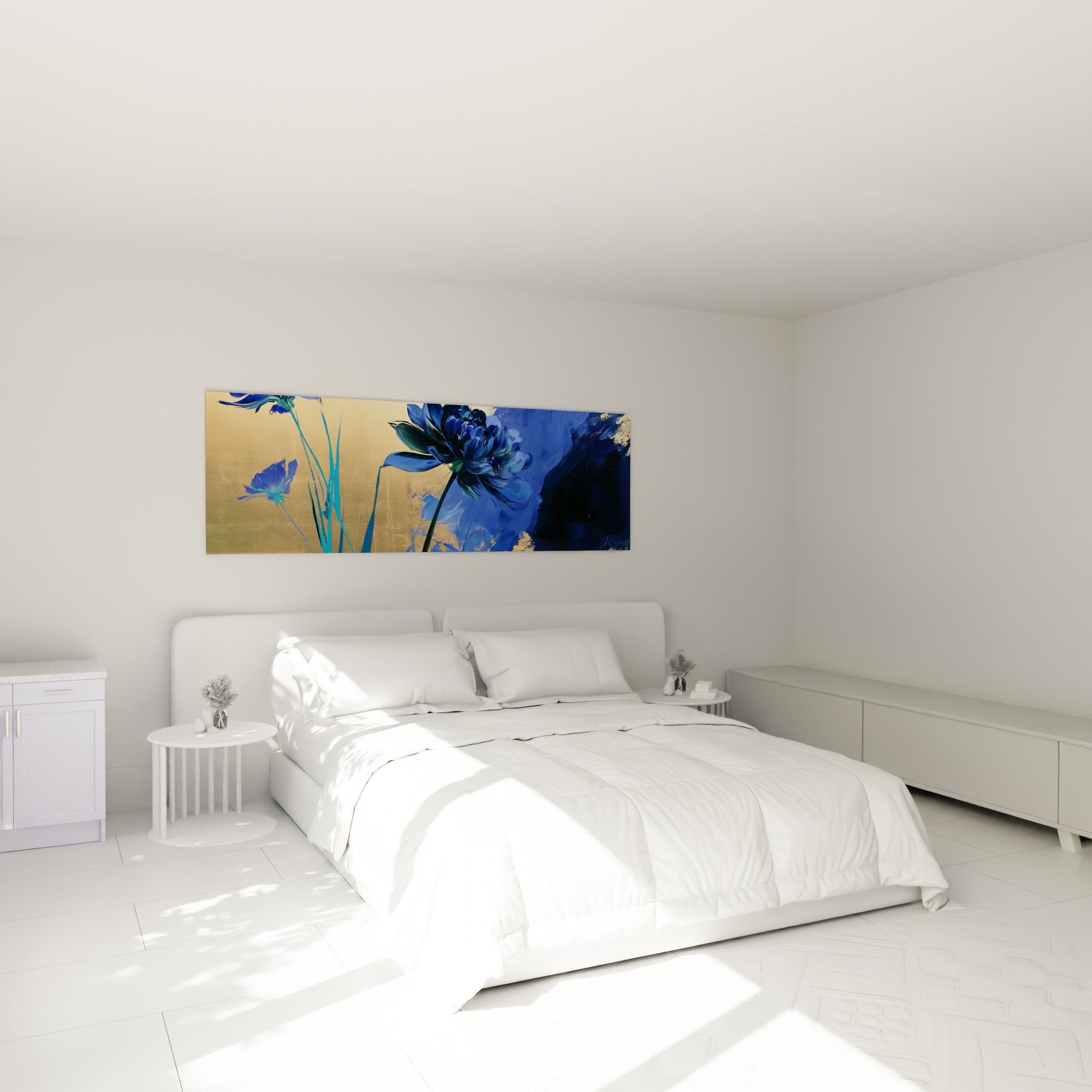Fleurs bleu turquoise et dahlia marine peints sur or, accrochés au-dessus d'un lit dans une chambre claire