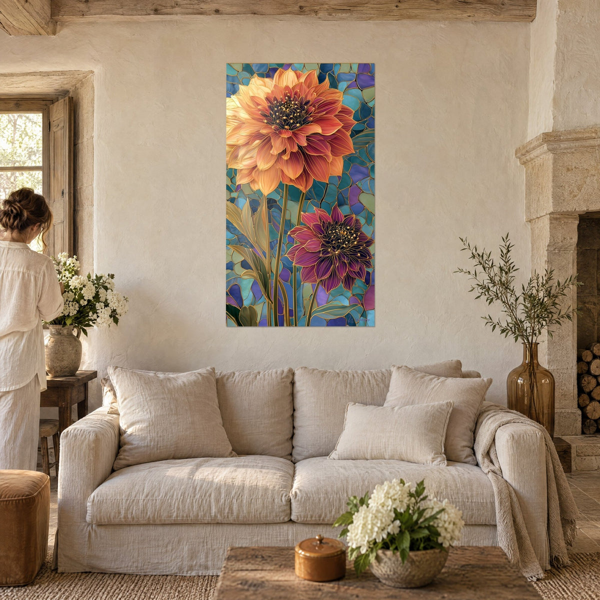 Tableau dahlia orangé en vitrail turquoise et violet, pétales cernés d'or, accroché au-dessus d'un canapé dans un salon lumineux