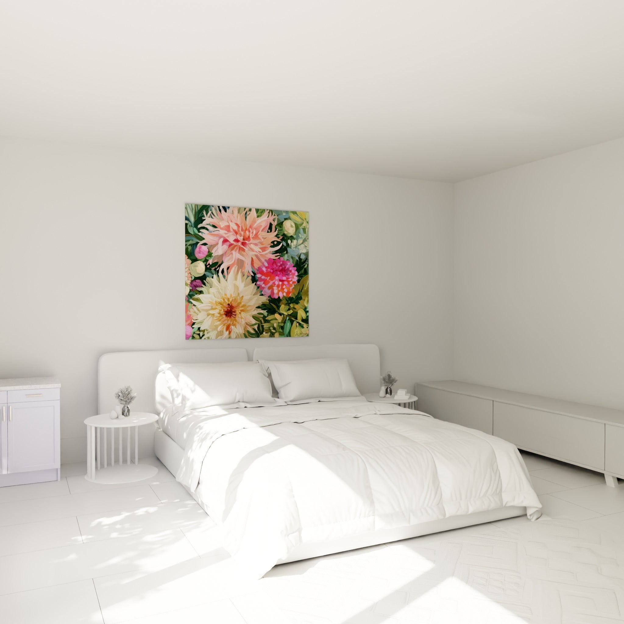 Dahlias rose fuchsia et crème peints en larges touches, au-dessus d'un lit dans une chambre claire