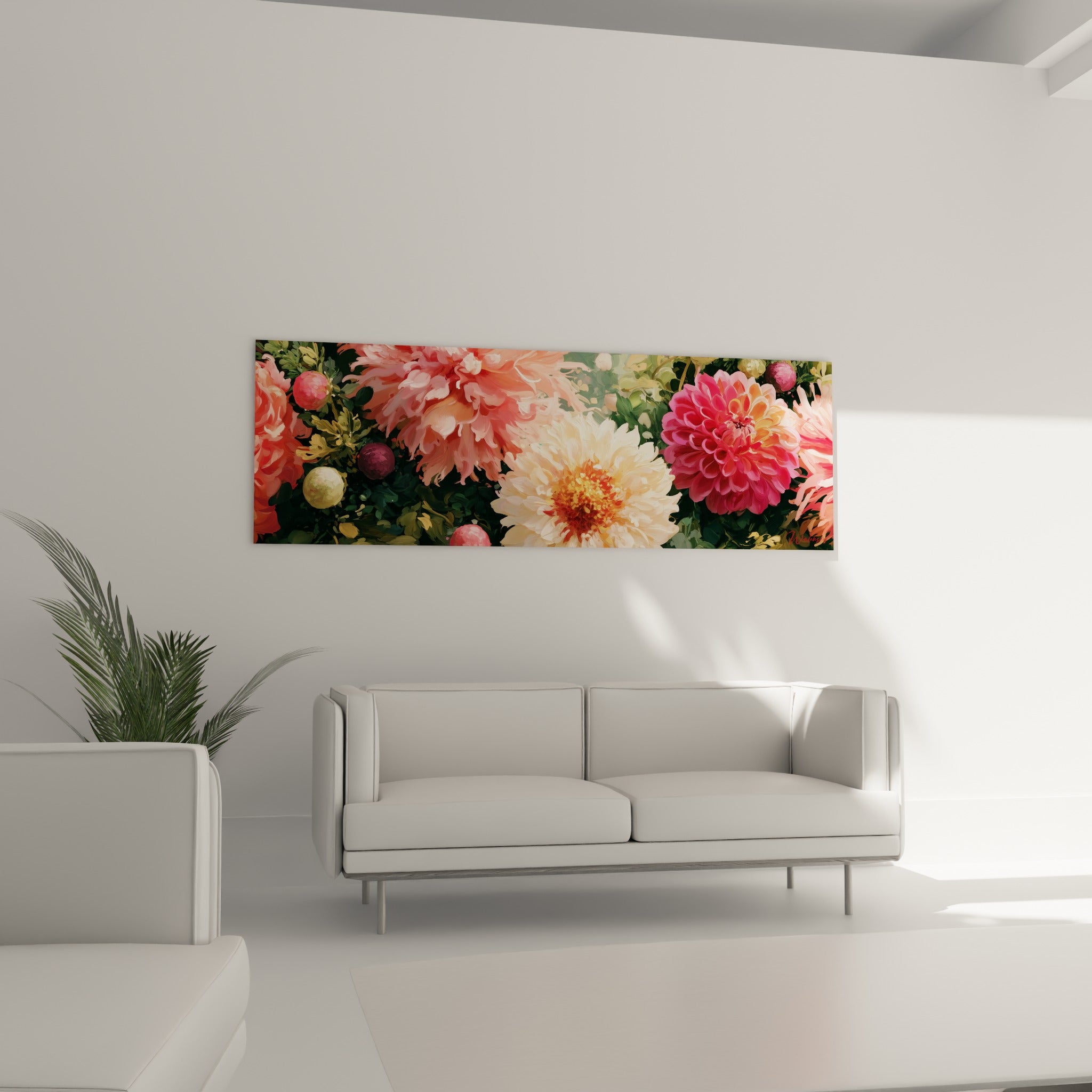 Fleurs de dahlia fuchsia et pêche accrochées au-dessus d'un canapé dans un salon lumineux