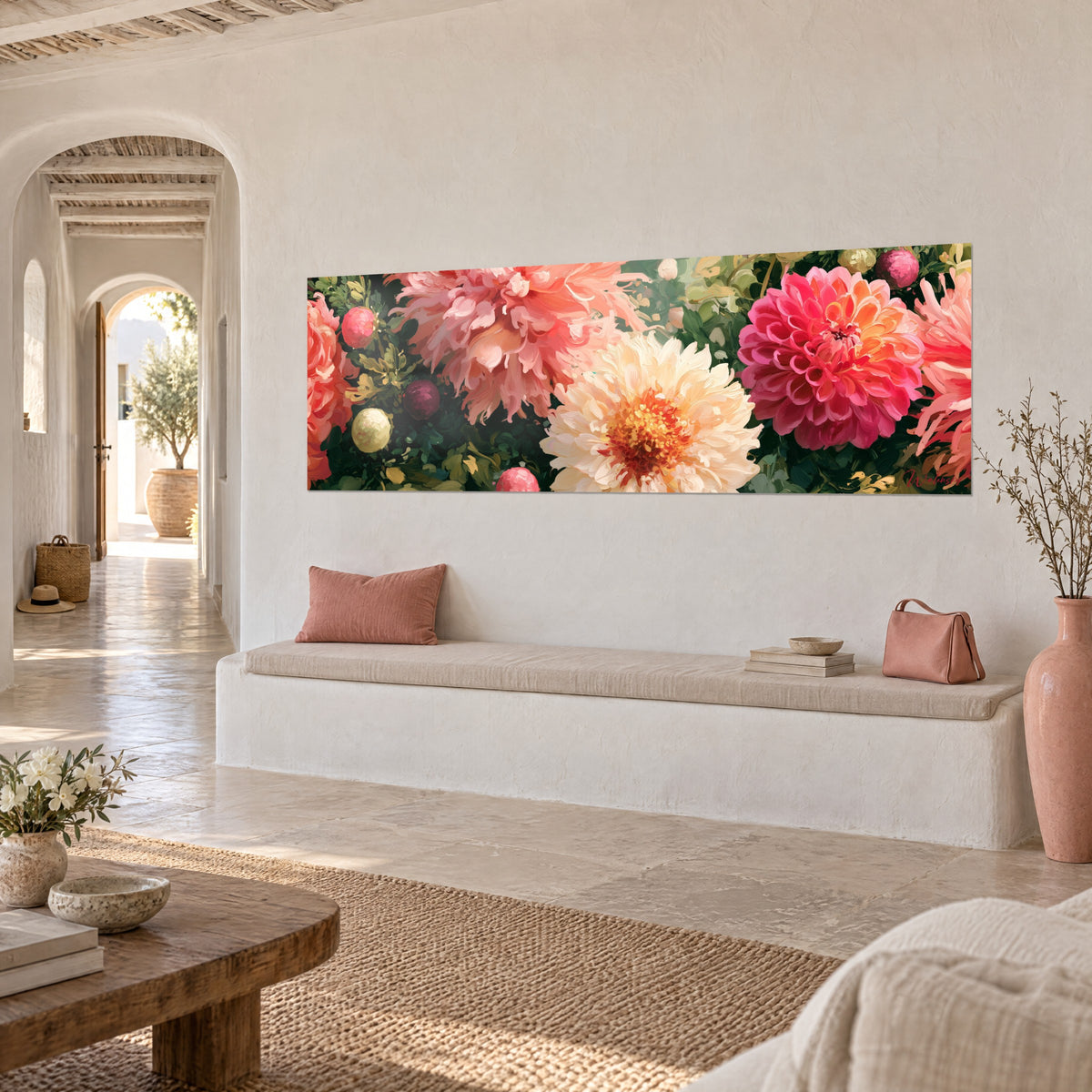 Gemälde Panorama-Blumenstrauß in Pfirsich und Fuchsia vor dunkelgrünem Laub, aufgehängt in einem weiß gewölbten Raum