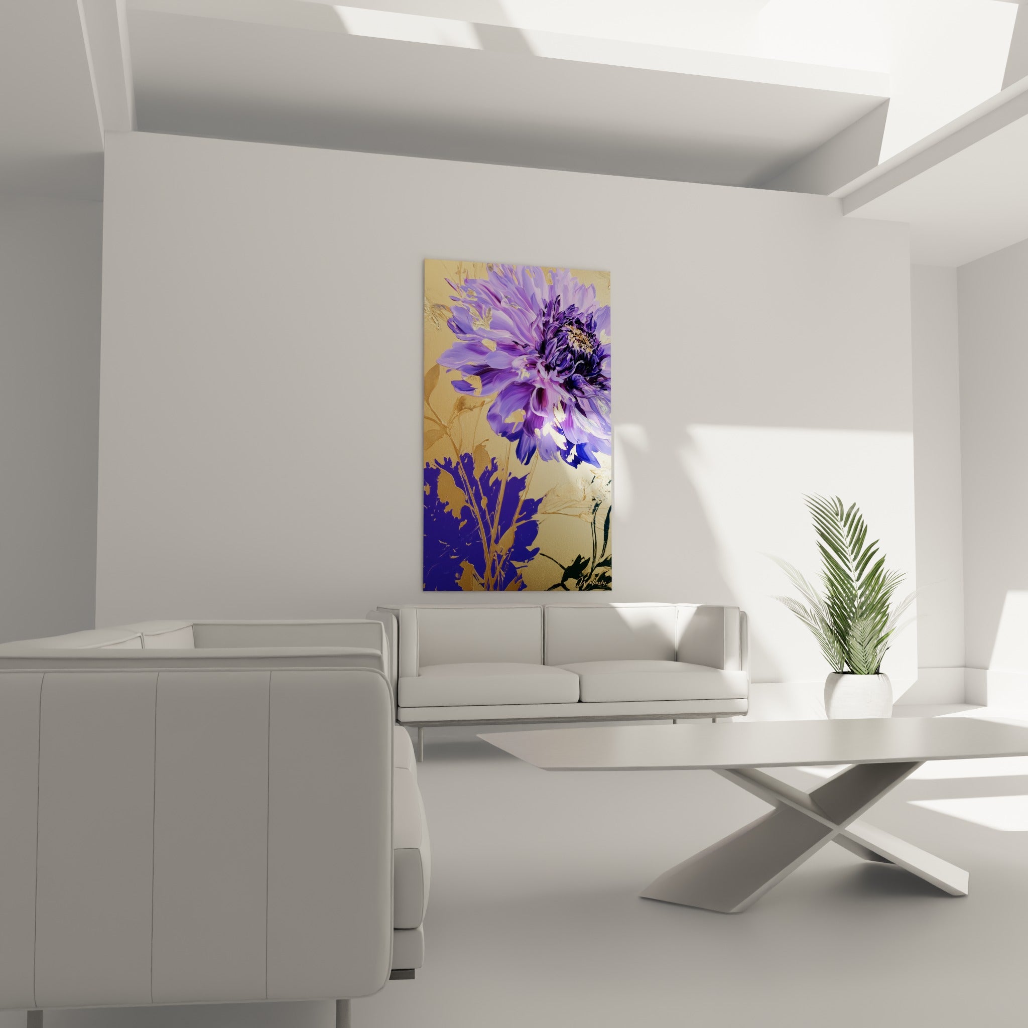 Pétales violets et reflets dorés du dahlia peint, disposés au-dessus d'un canapé dans un salon lumineux