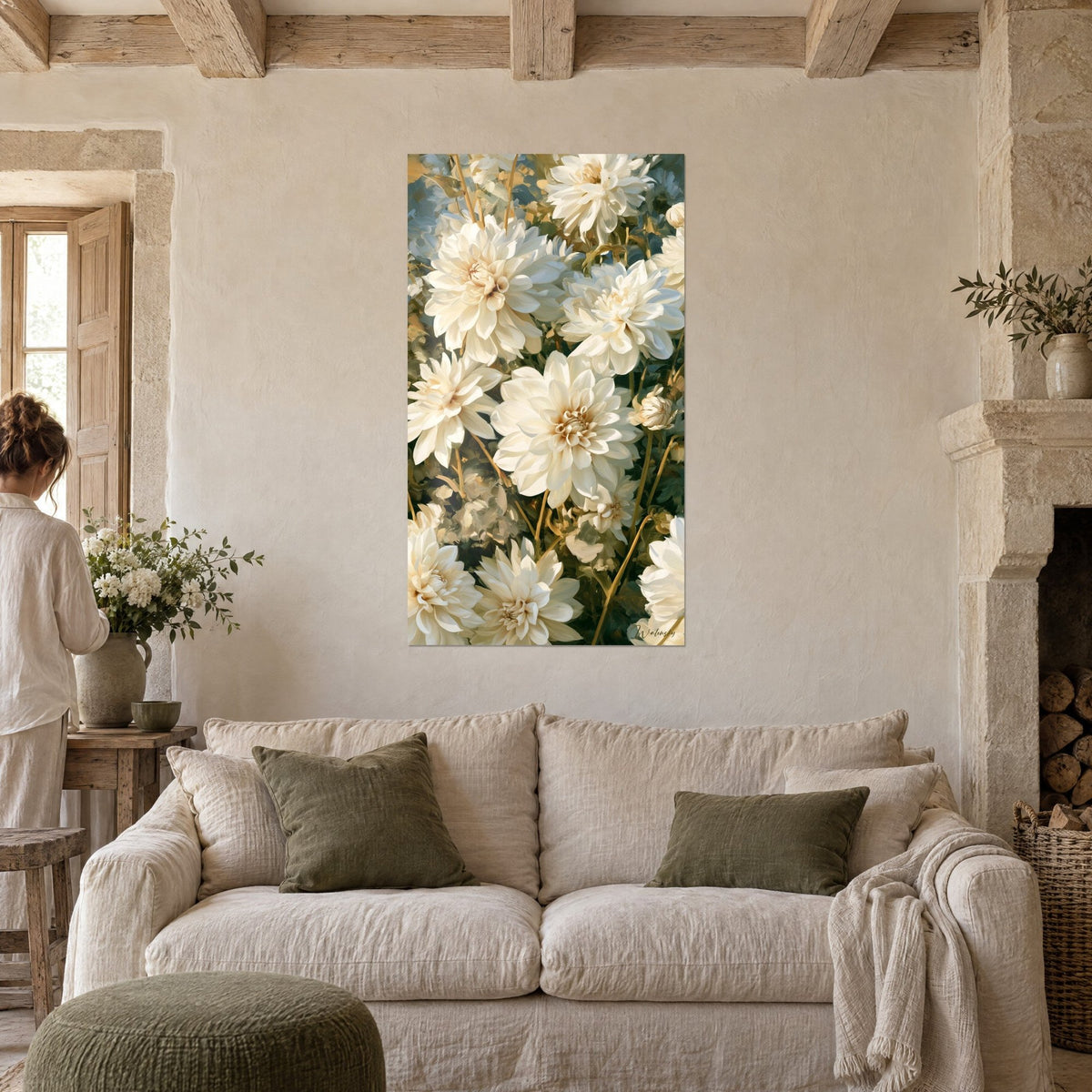 Tableau dahlias blancs aux pétales crème et tiges dorées sur fond bleu-gris, personne de dos au-dessus d'un canapé dans un salon lumineux