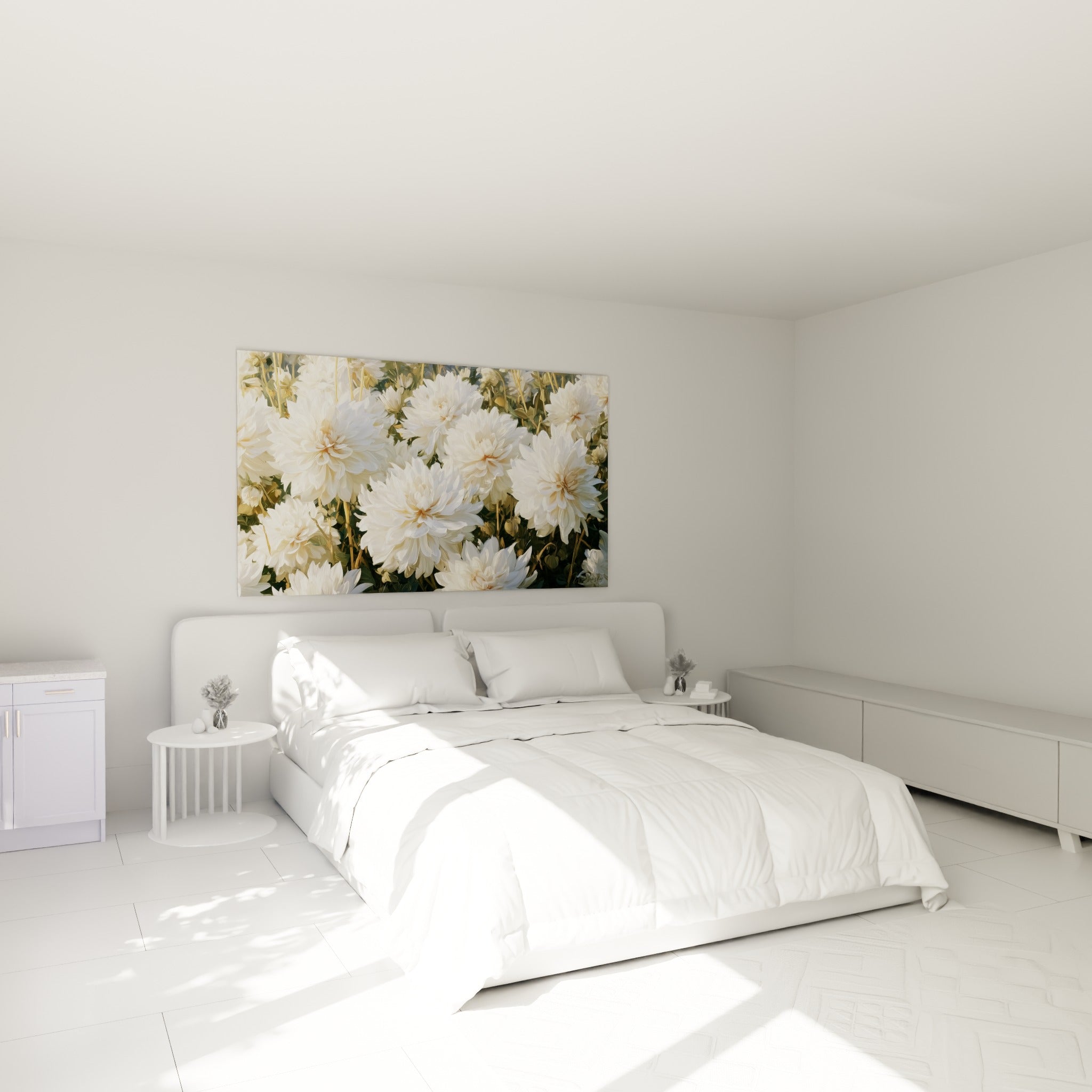 Fleurs de dahlia blanches et ocre disposées au-dessus d'un lit dans une chambre claire