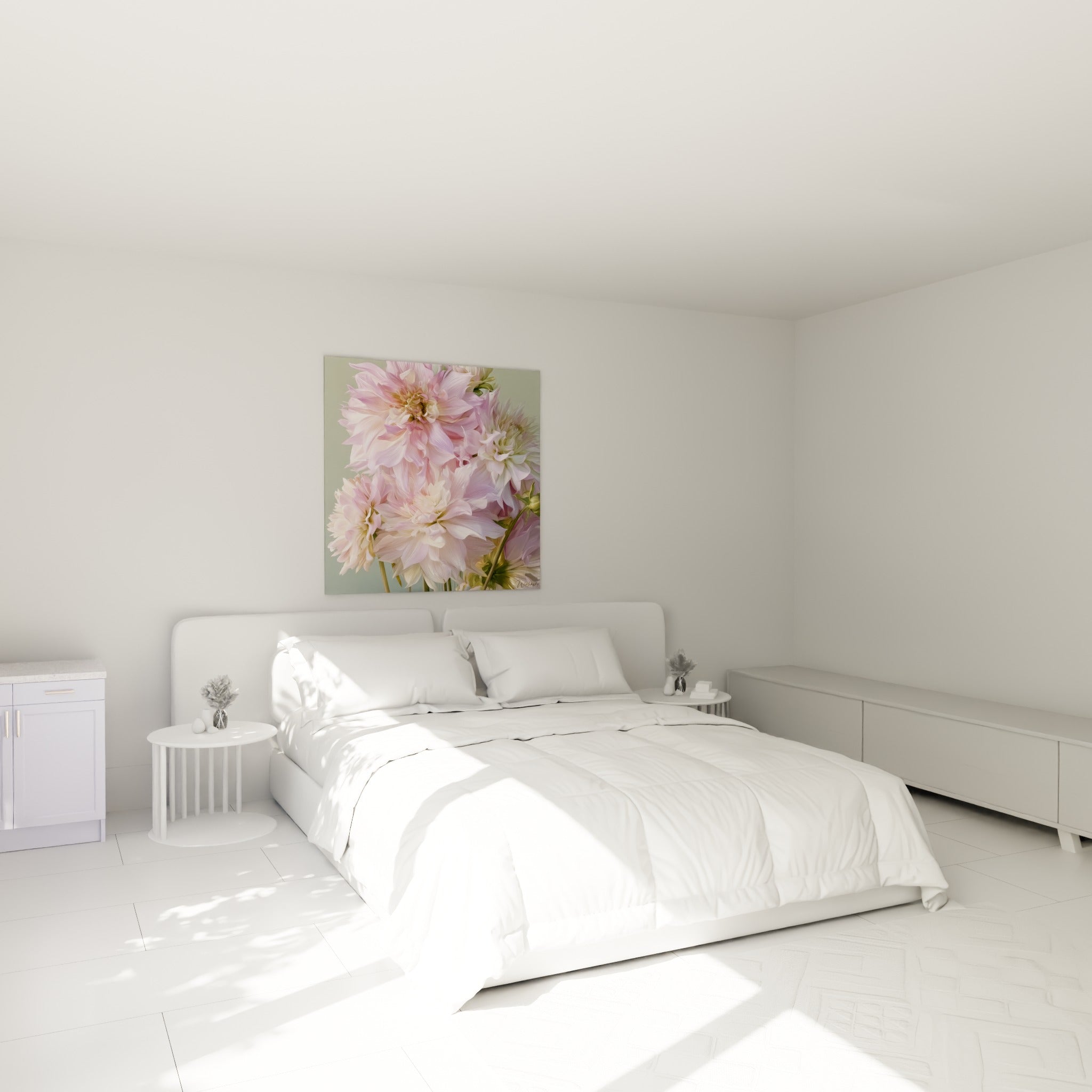 Bouquet de dahlias rose poudré et ivoire au-dessus d'un lit dans une chambre claire, ambiance douce et florale