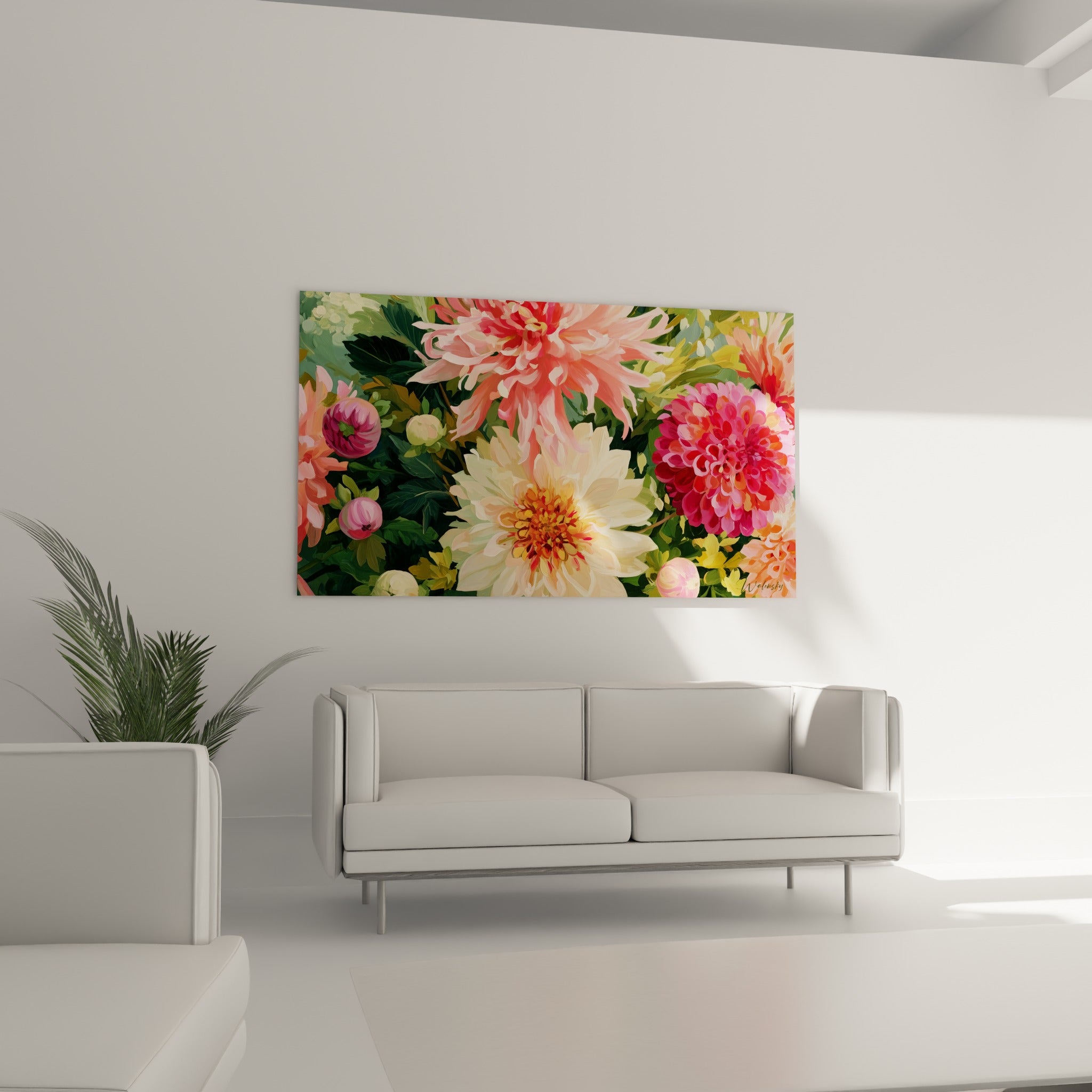 Fleurs de dahlia magenta et corail entourées de boutons roses, au-dessus d'un canapé dans un salon lumineux