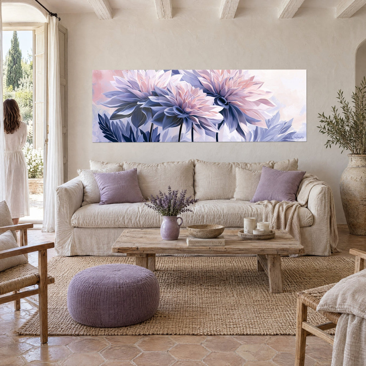 Tableau dahlias géants lavande et rose poudré, pétales en lamelles sur fond nacré, au-dessus d'un canapé dans un salon lumineux