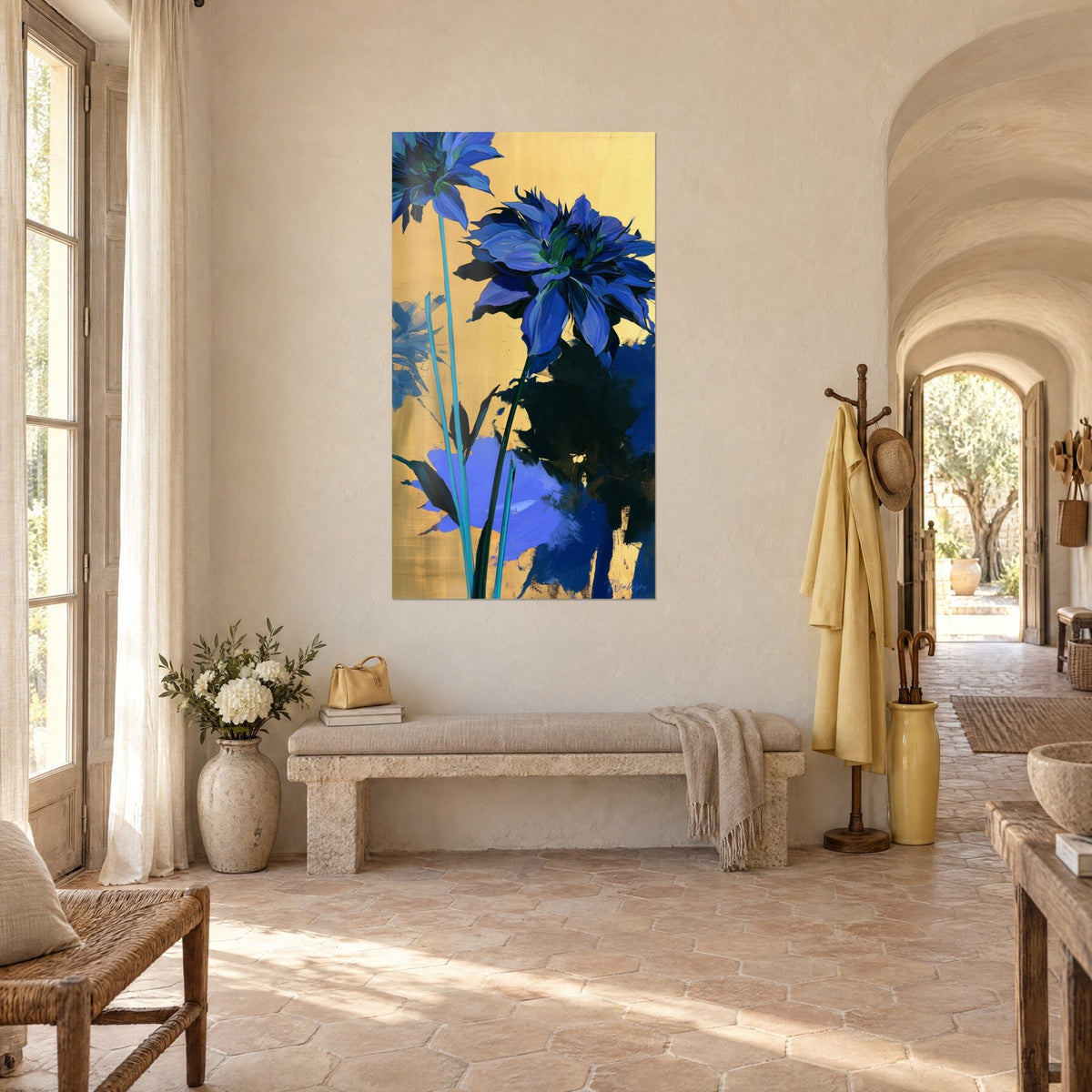 Tableau fleur aux pétales indigo et vert sombre sur or patiné, ombre noire en coulées, dans un couloir voûté de mas provençal