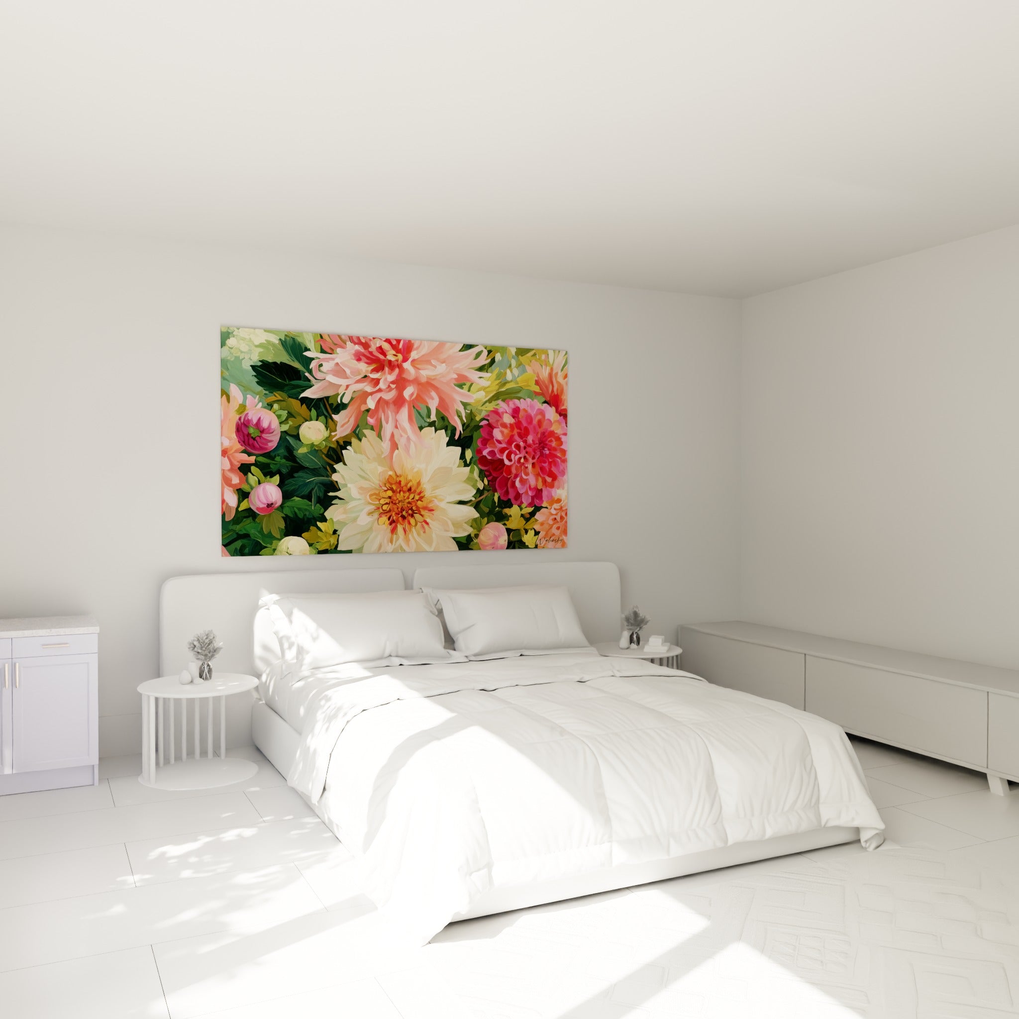 Bouquet de dahlias rose et ivoire peint avec relief, accroché au-dessus d'un lit dans une chambre claire