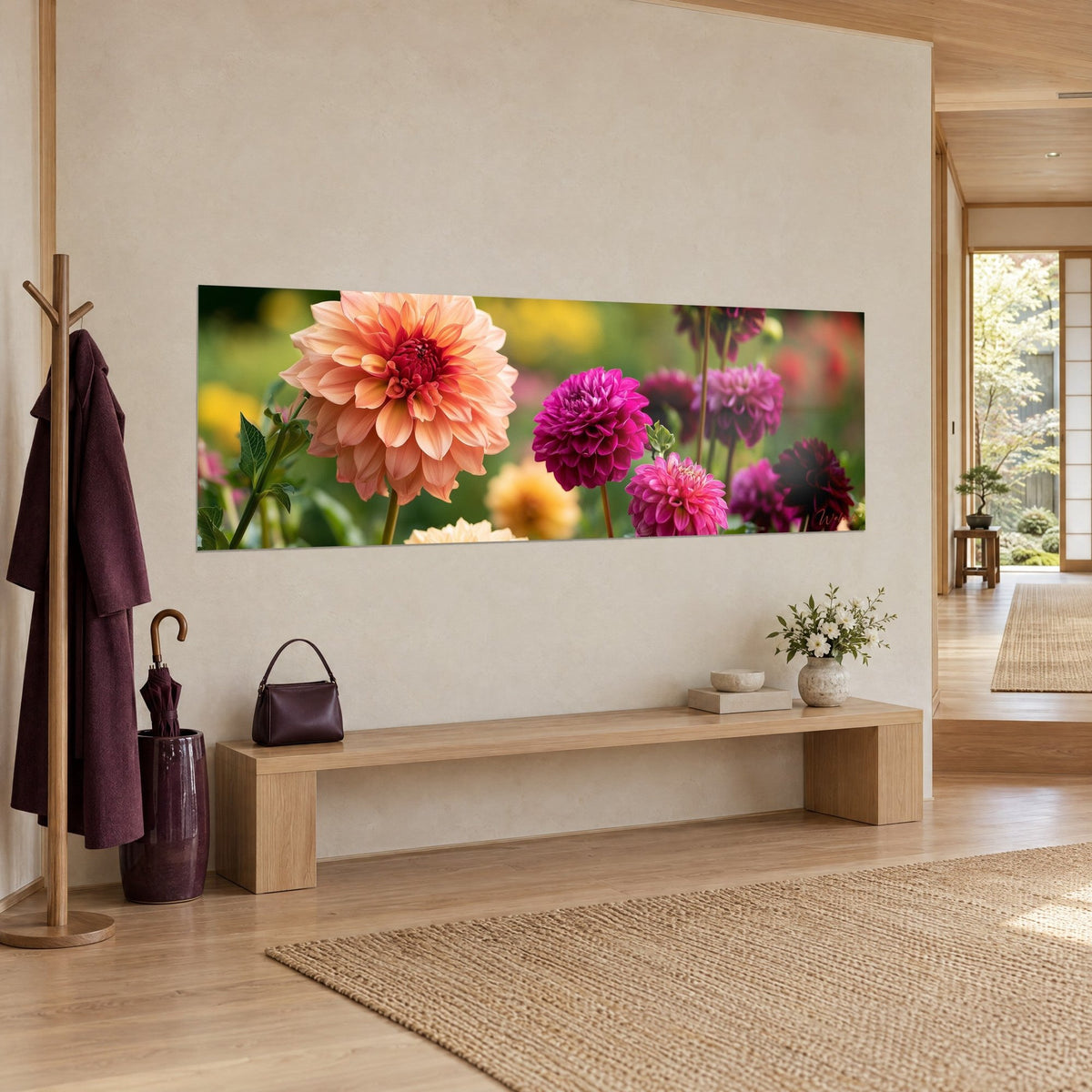 Schilderij met tuinbloemen in panoramisch zicht, grote abrikooskleurige dahlia en paarse pompons op groene achtergrond, aan een crèmekleurige muur in driekwartzicht