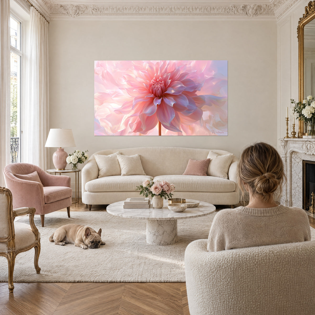 Schilderij van een roze dahlia met lavendel- en koraalkleurige bloemblaadjes, compact hart, gepresenteerd boven een bank in een lichte woonkamer