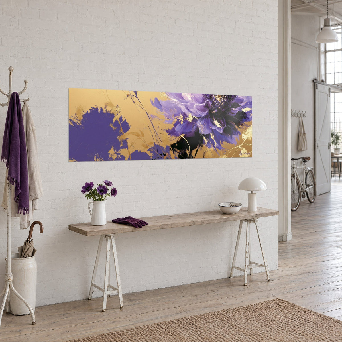 Tableau dahlia aux pétales lilas et aubergine sur fond doré, vu de trois-quarts sur un mur blanc au-dessus d'une console