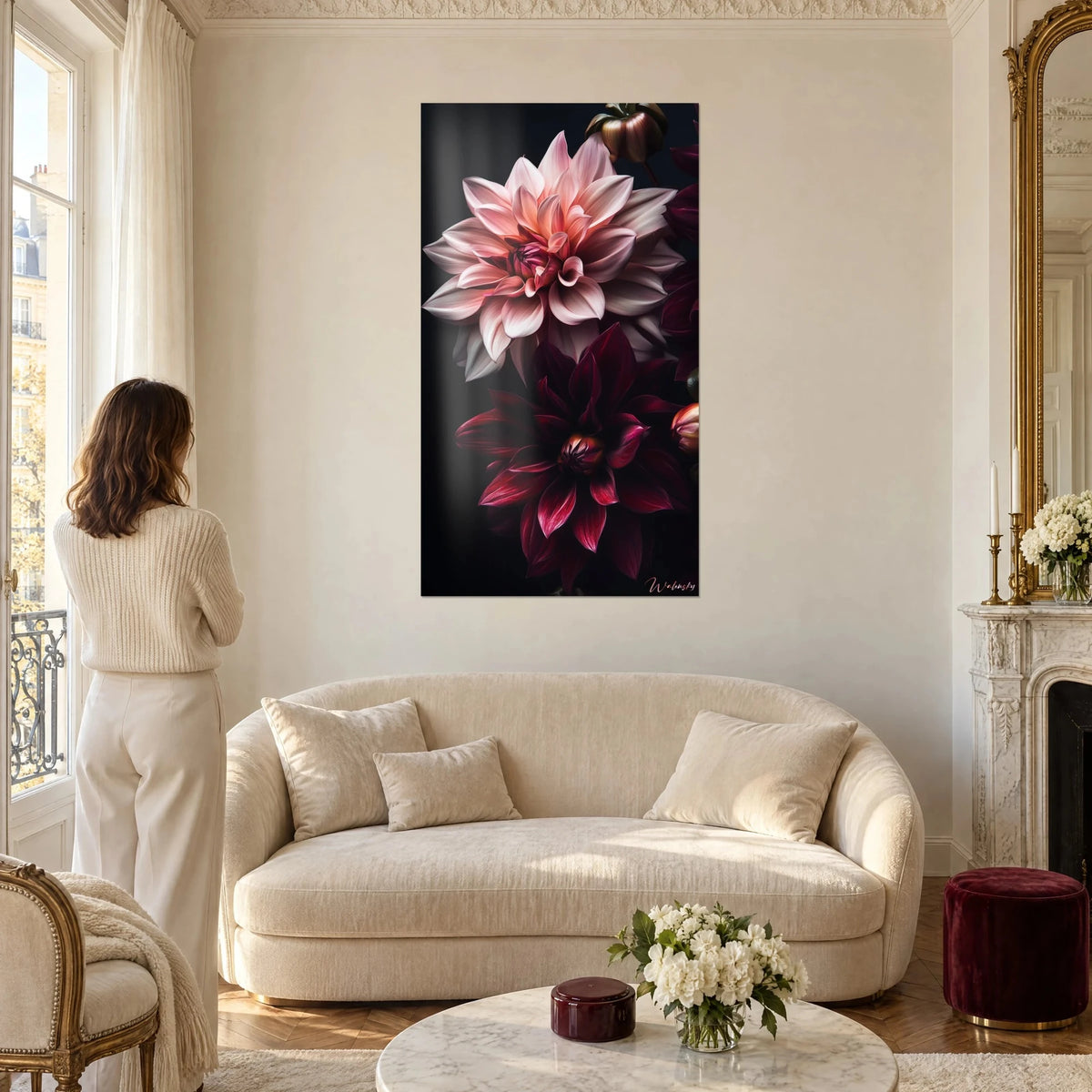 Tableau dahlia rose poudré en pleine floraison sur fond noir, pétales bordeaux, femme de dos au-dessus d'un canapé dans un salon lumineux
