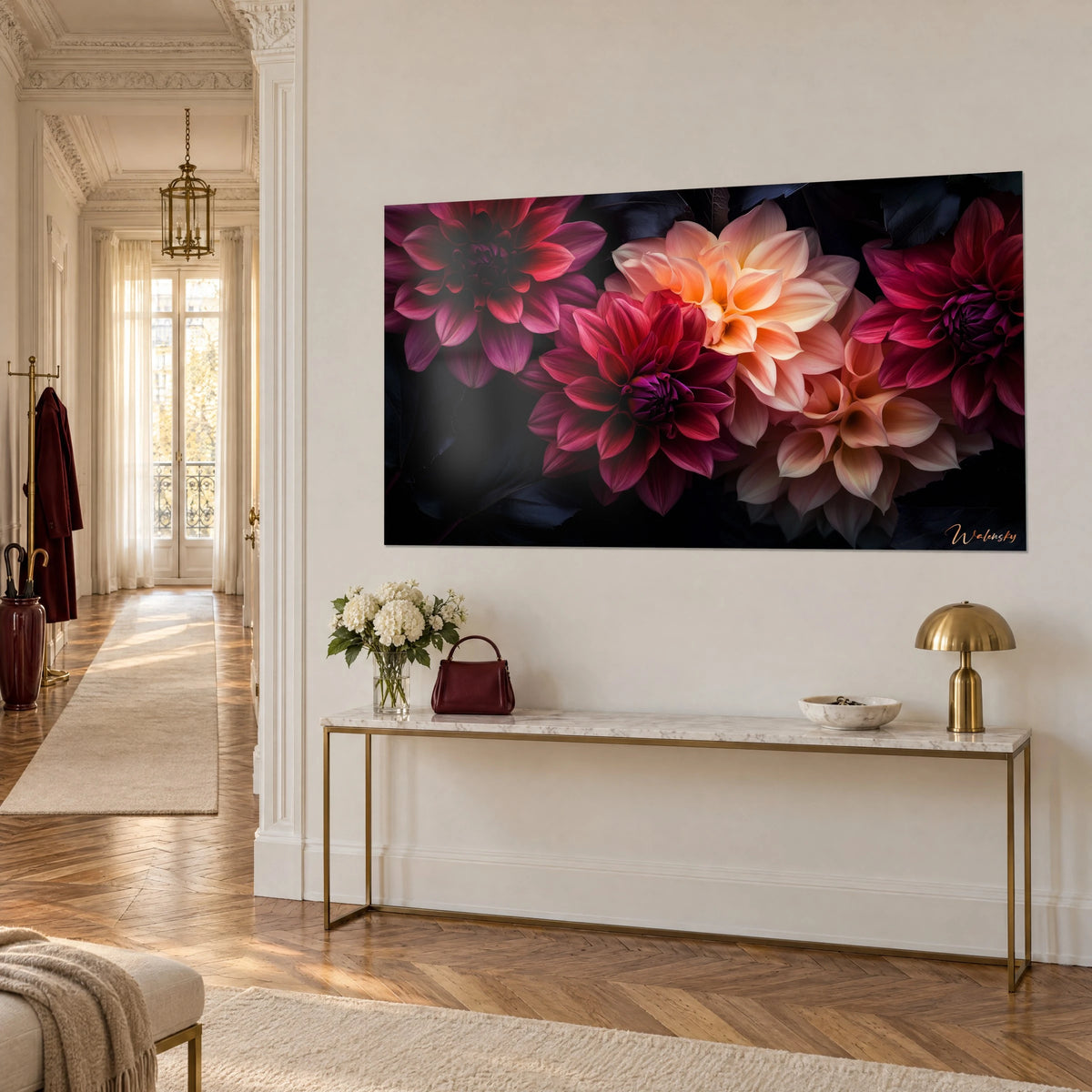 Cuadro de flores de dalia de pétalos rosa coral y crema, follaje oscuro, sobre una pared blanca encima de una consola dorada