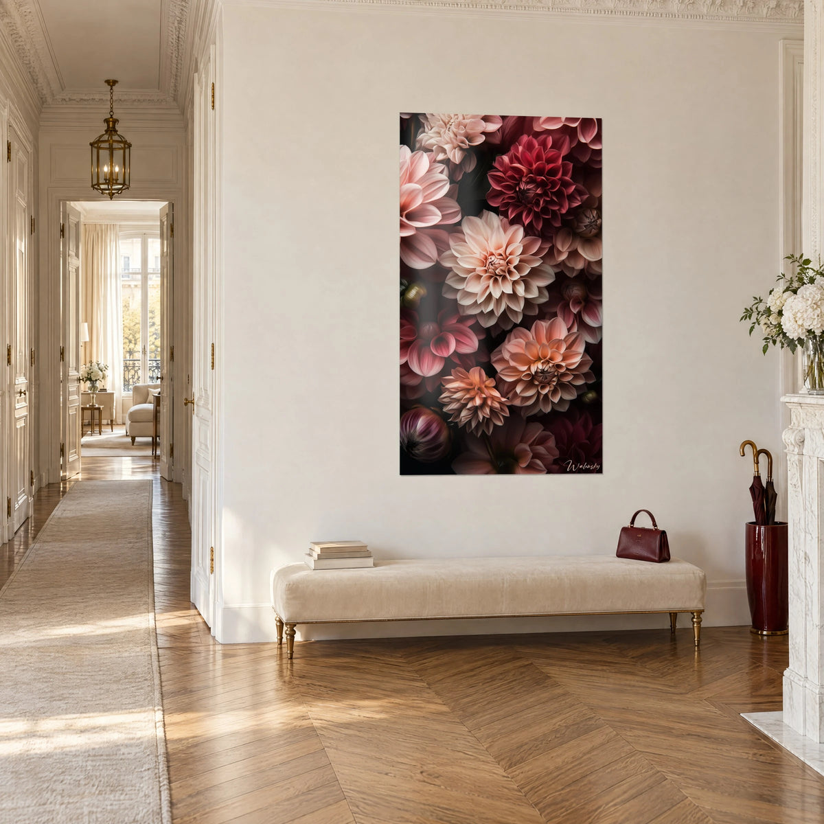 Quadro di un denso bouquet di dalie color crema e rosso ciliegia su fondo nero, visto di tre quarti in un corridoio in stile Haussmann