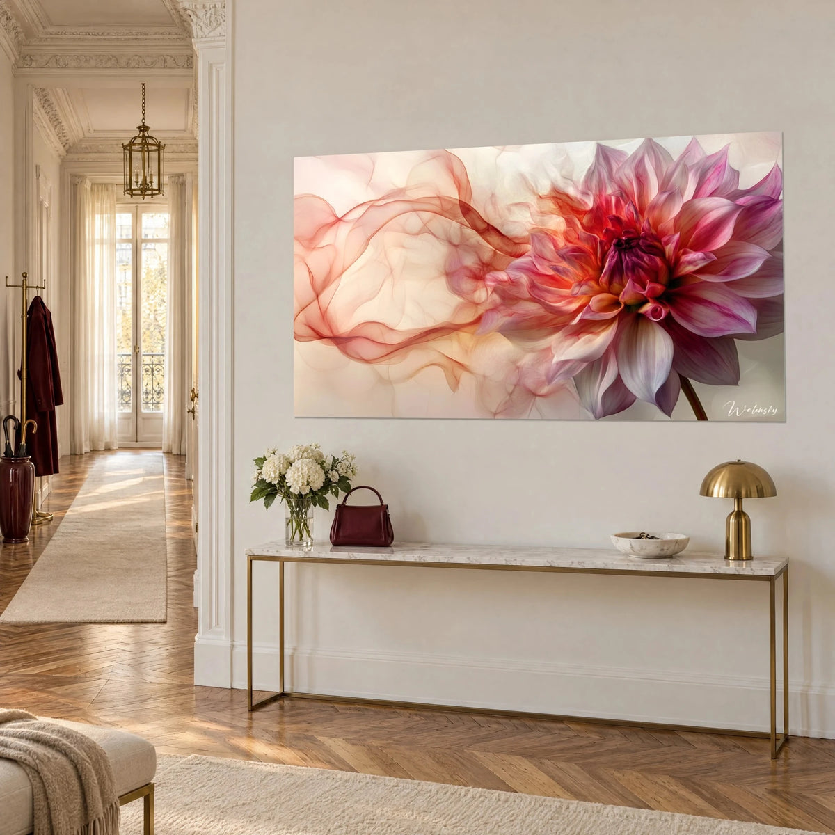 Quadro fiore in piena fioritura in fucsia e crema, volute traslucide color ruggine su fondo avorio, parete di un corridoio in stile haussmanniano
