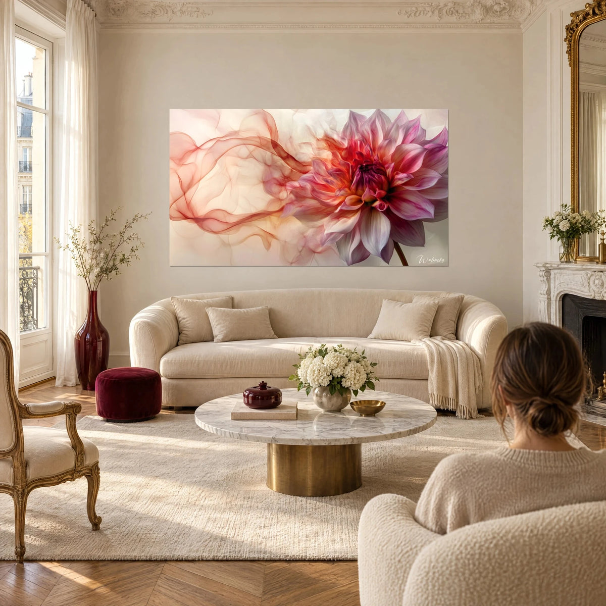 Quadro dalia in rosa e corallo dai petali vellutati, volute di fumo ambrato, sopra un divano in un soggiorno luminoso