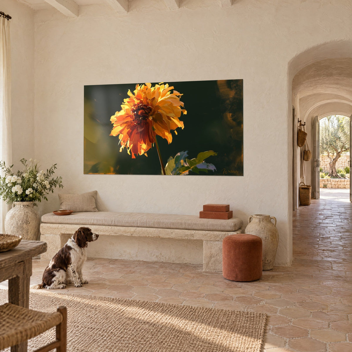 Quadro fiore fiammeggiante color zafferano e ruggine, gambo verde piegato, spaniel seduto davanti al muro di un mas provenzale