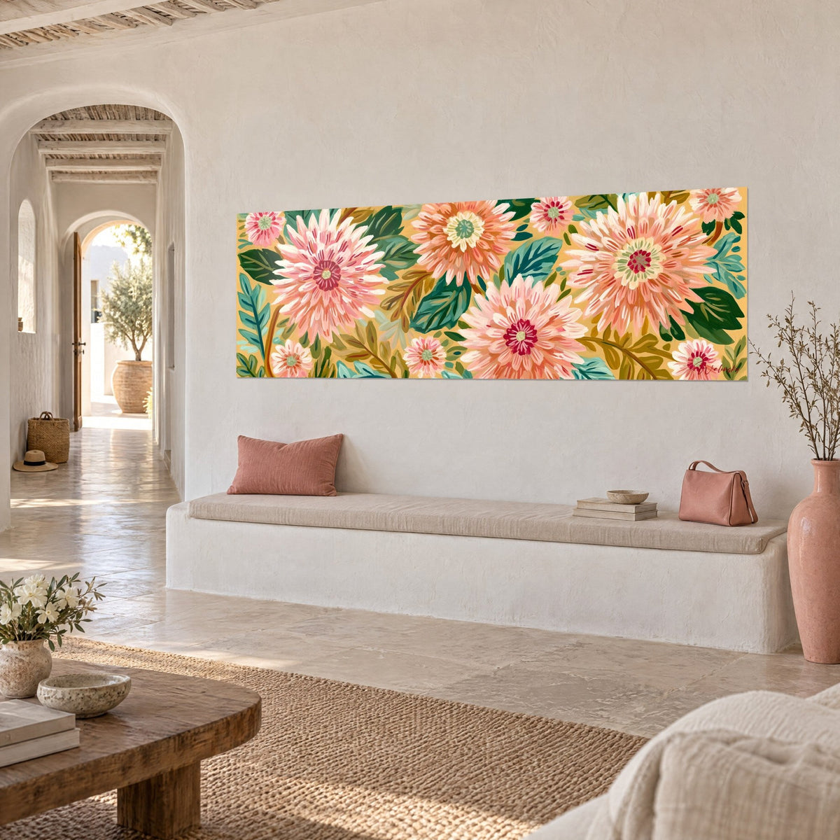 Πίνακας με floral φρίζα από μεγάλα ροδακινί και κοραλλιογενή λουλούδια, τυρκουάζ φύλλα σε χρυσοκίτρινη οχρά, σε μεσογειακό σπίτι με λευκούς τοίχους