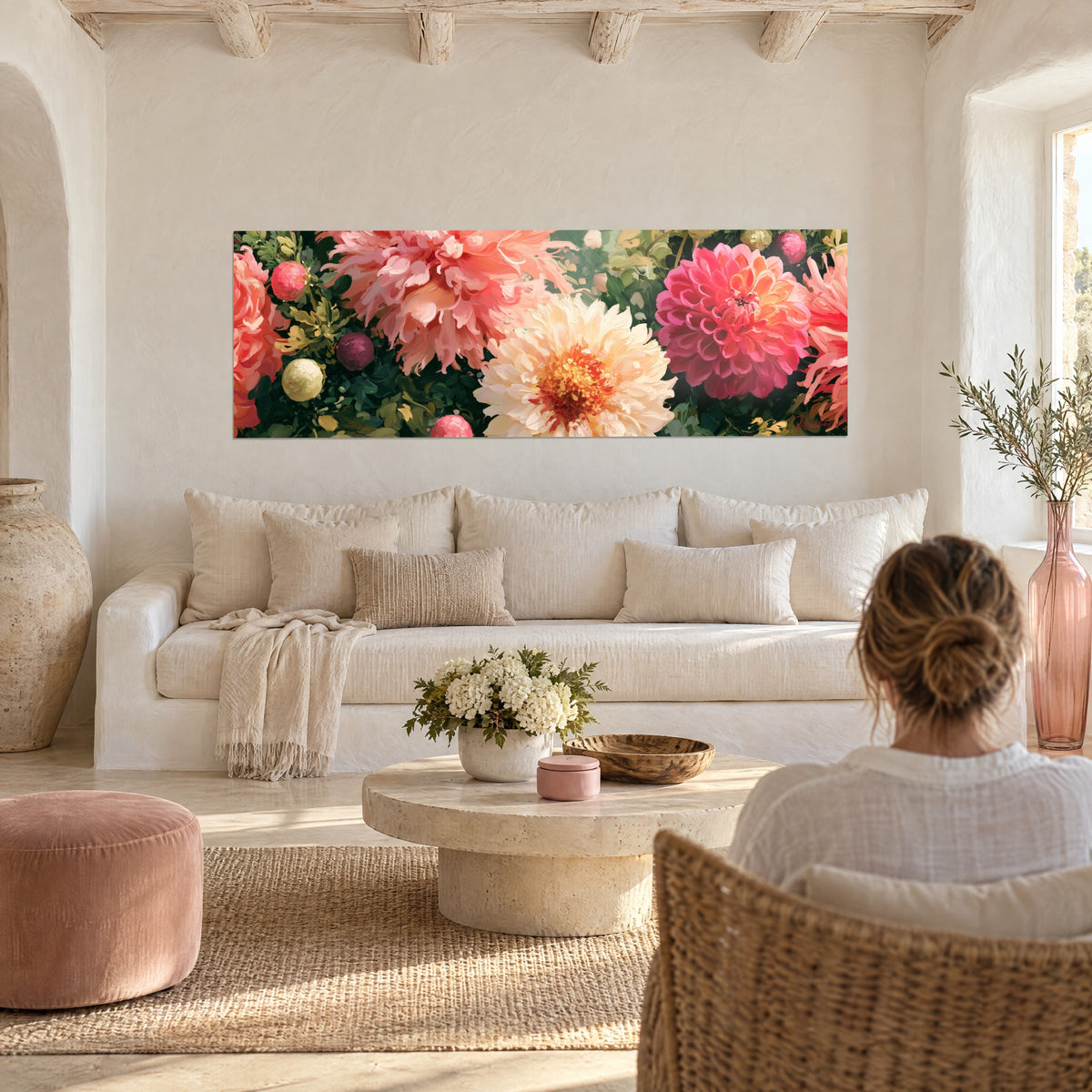 Gemälde Dahlie cremeweiß mit safrangelbem Herz, umgeben von korallenrosa Pfingstrosen und Pflaumenbeeren, über einem Sofa in einem hellen Wohnzimmer