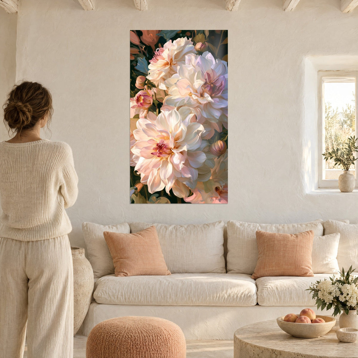 Tableau dahlias crème aux pétales froissés, cœur rose carmin sur fond vert sombre, au-dessus d'un canapé dans un salon lumineux