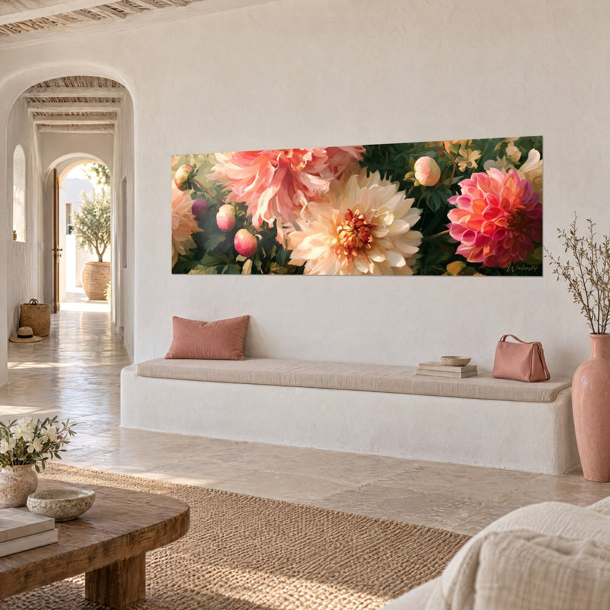Quadro fiori di dalia avorio e rosa salmone, boccioli tondi rosa cipria, foglie verde bosco, vista a tre quarti in una casa mediterranea