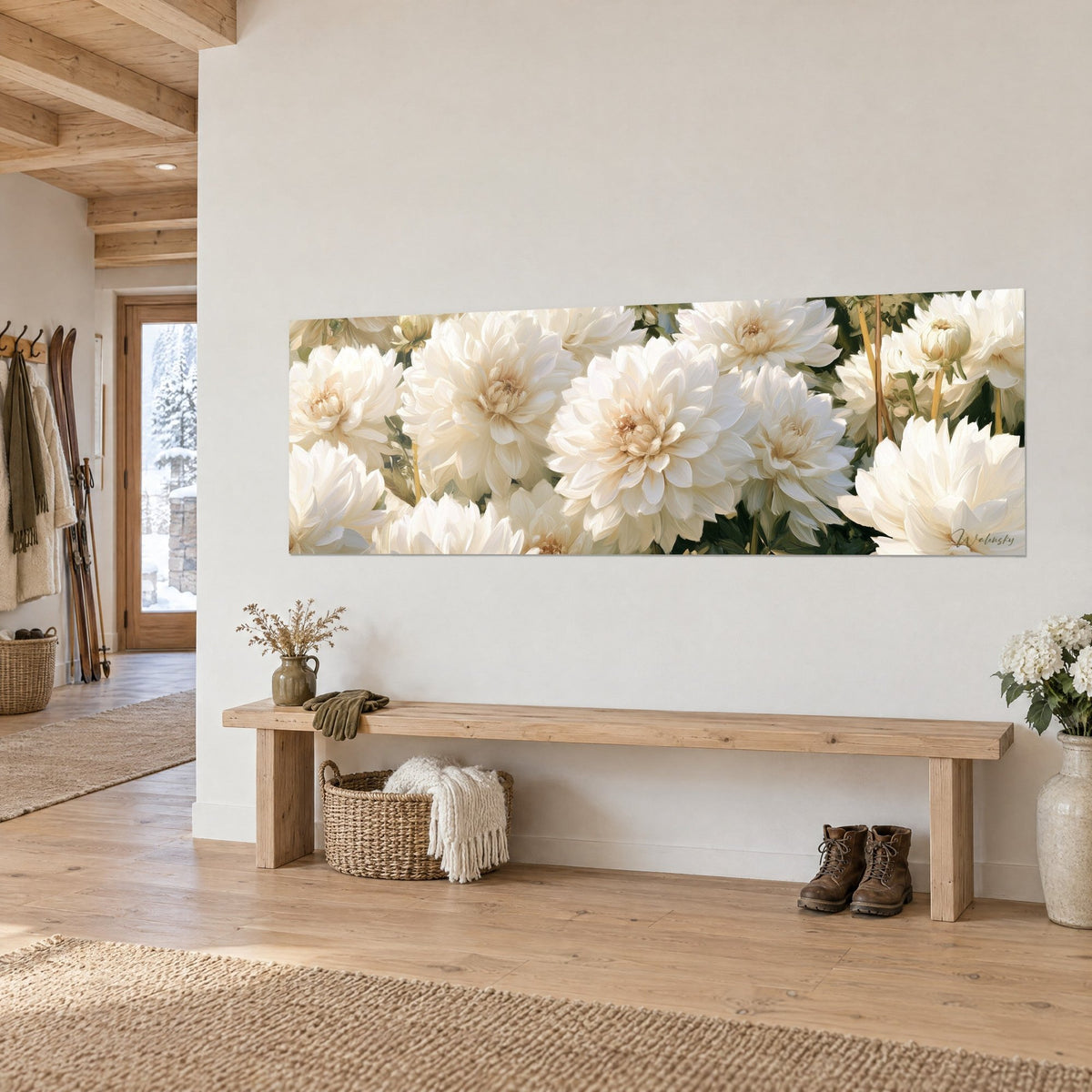 Tableau bouquet panoramique de fleurs ivoire aux nuances beige, feuilles vert profond, accroché au mur d'une entrée de chalet