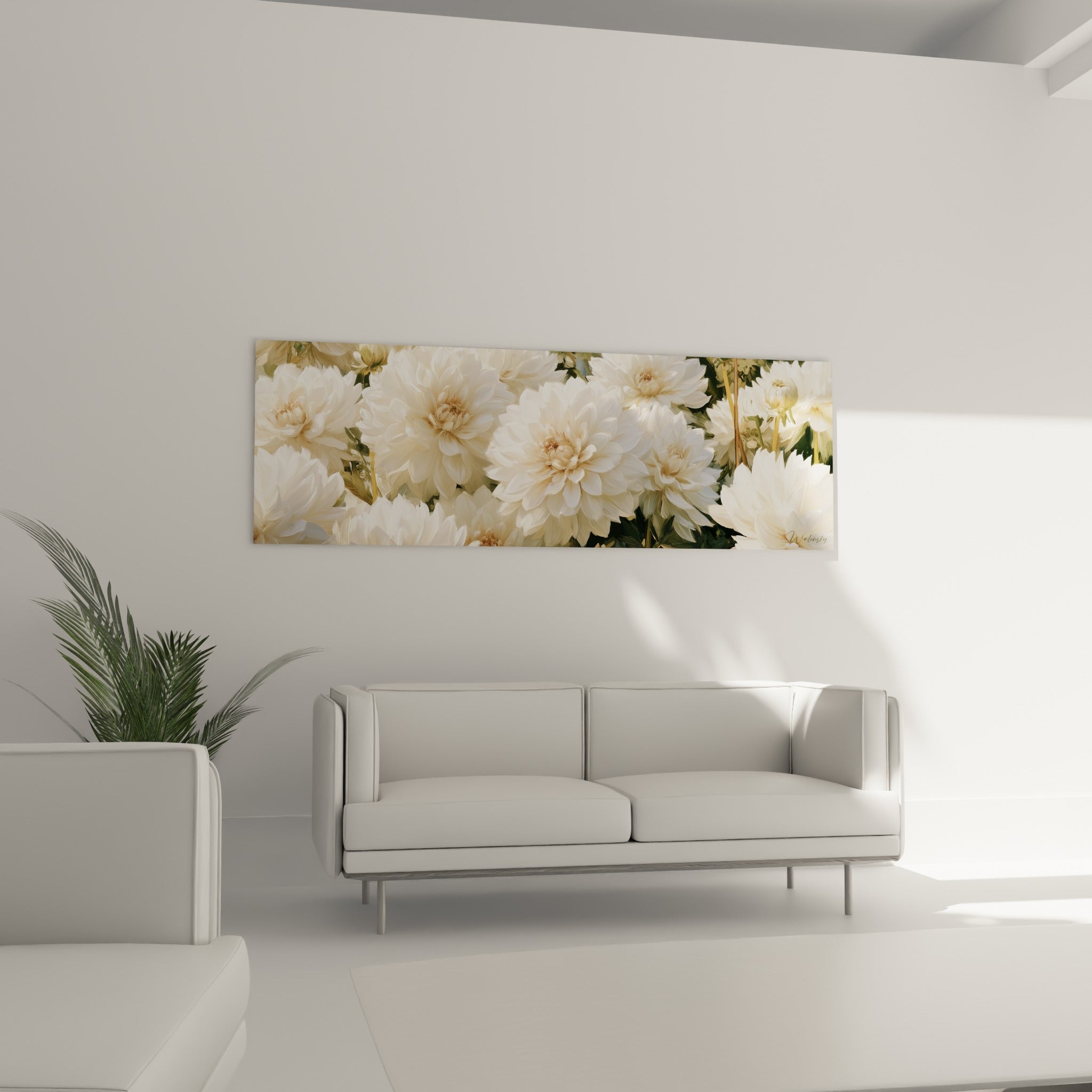 Fleurs de dahlia blanches à reflets dorés accrochées au-dessus d'un canapé dans un salon lumineux