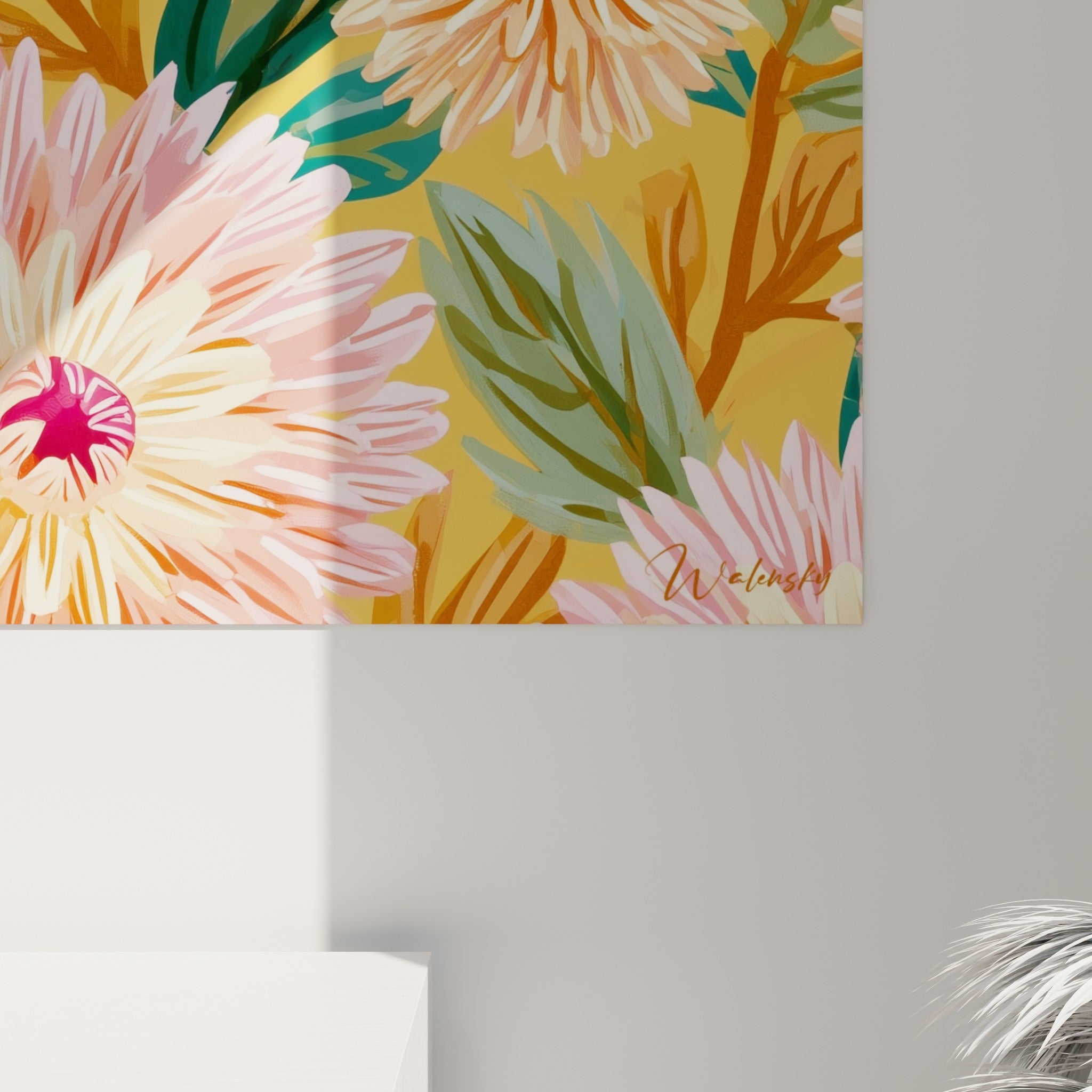 Pétales de dahlia rose pêche et cœur bordeaux vus de près, révélant le grain mat de l'impression dorée