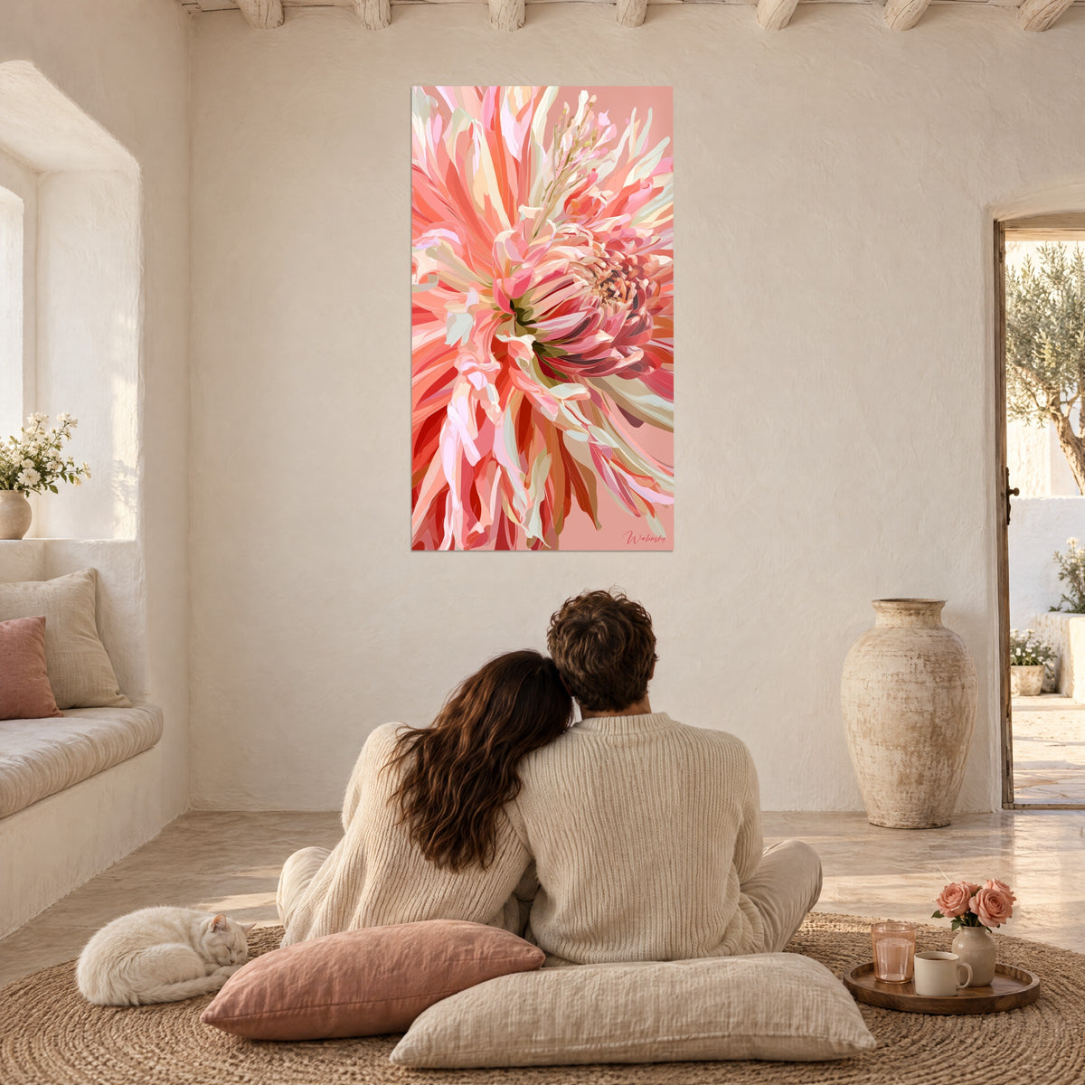 Quadro peonia stilizzata in rosa salmone e verde salvia, coppia di spalle su cuscini, gatto tranquillo, soggiorno bianco in stile mediterraneo