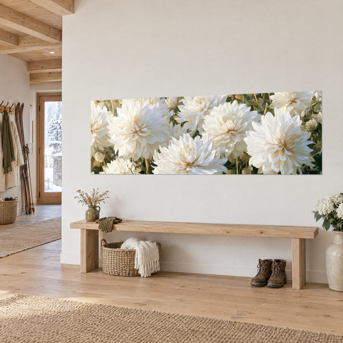 Tableau panorama floral de pompons ivoire aux pétales ourlés et cœurs orangés, sur un mur crème au-dessus d'un banc en bois clair
